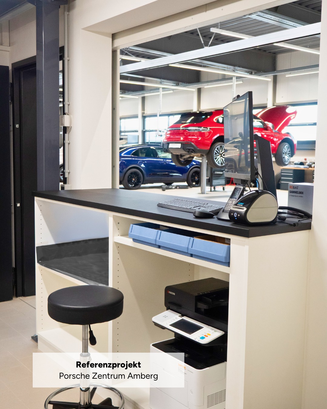 Neue Räume für das Porsche Zentrum Amberg 🚗✨
Als Partner der Auto-Scholz Sportwagen GmbH durften wir die Service- und Sozialbereiche im neuen @porsche_zentrum_amberg ausstatten.
Ergonomische Arbeitsplätze mit dem Tischsystem „iMove-F“, individuelle Stauraumlösungen und eine maßgefertigte Thekenzeile @werthammer.objekteinrichtungen sorgen für Funktion und Design.
Im Aufenthaltsraum schaffen dunkle Töne, mobile Stühle und klappbare Tische eine stilvolle, flexible Atmosphäre – perfekt für jede Pause.
Vielen Dank für das Vertrauen & viel Freude in den neuen Räumen! 🖤
#Büroeinrichtung #Arbeitswelten #Innenarchitektur #Büroplanung #Büroberatung #WorkplaceDesign #EffizientArbeiten #Porsche