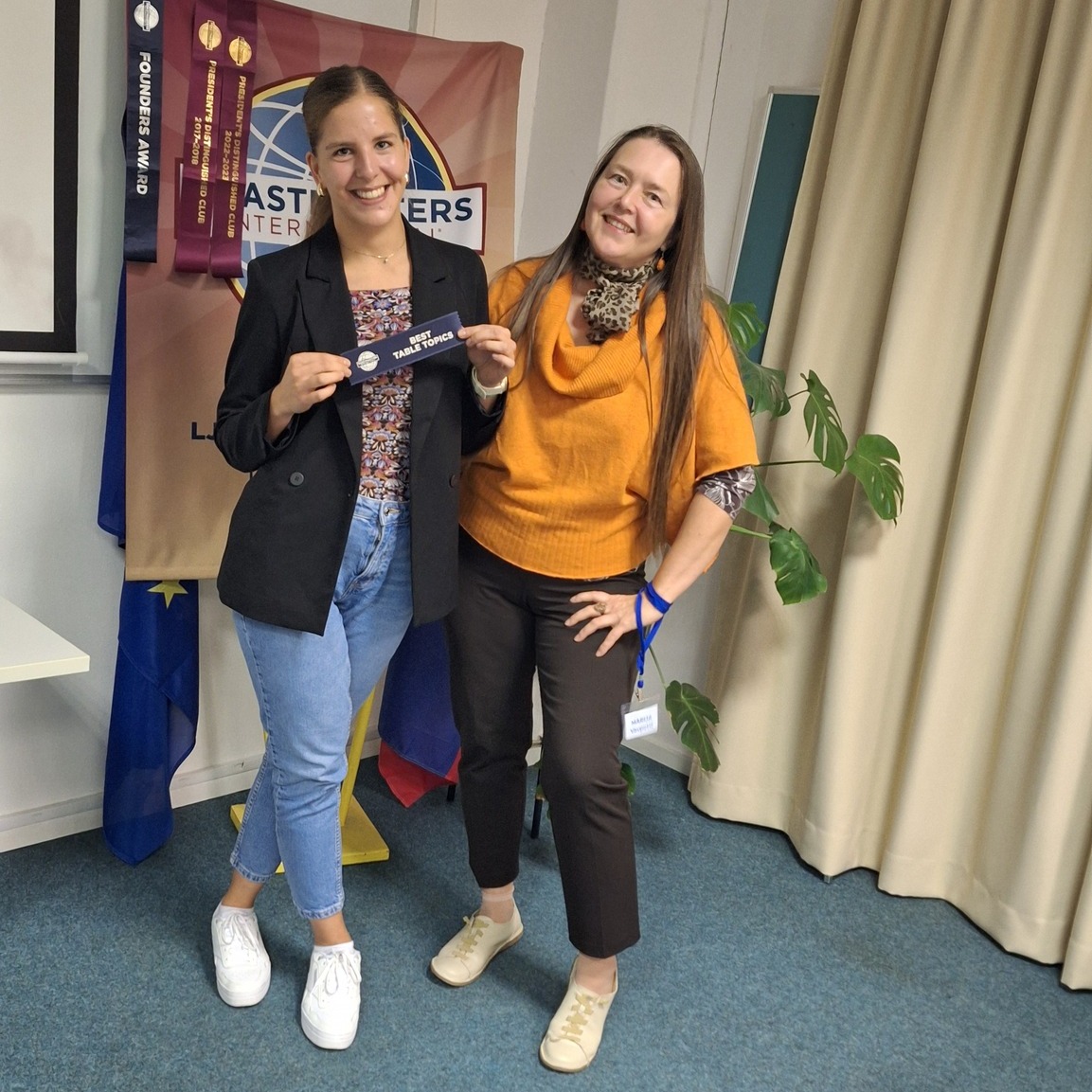 Hej, govorniški navdušenci! 🎤💬
🏆 Na zadnjih temah omizja (Table Topics) je zablestela naša članica Maja — in to ni presenečenje, saj je tudi naša podpredsednica za članstvo. 💼🤝
Vprašanje, ki ga je dobila: »Kateri jesenski čas opiše tvoj karakter?«
🍁 Ne, to ni dan mrtvih in ne noč čarovnic. Maja je razkrila, da v jeseni sploh ni časa, ki bi jo opisal… Ker je ona čista poletna energija! ☀️😎 #sonce #optimizem #vitaminD
In ker Maja ne zna počivati, bo kmalu organizirala bowling za naše člane. 🎳
Bo tudi tam pometla s konkurenco? 😏🔥 Pridite in preverite!
Če te mika izboljšati javno nastopanje, improvizacijo in samozavest, si dobrodošel/-la na našem naslednjem srečanju — gostje ste vedno dobrodošli. Maja ti bo z veseljem povedala vse o članstvu. 🙌
Povej nam v komentarju: Kateri letni čas pa opiše TEBE? 🍂❄️🌸☀️
#Toastmasters #TemeOmizja #MajaJePoletje #BowlingParty #Govorništvo #Skupnost