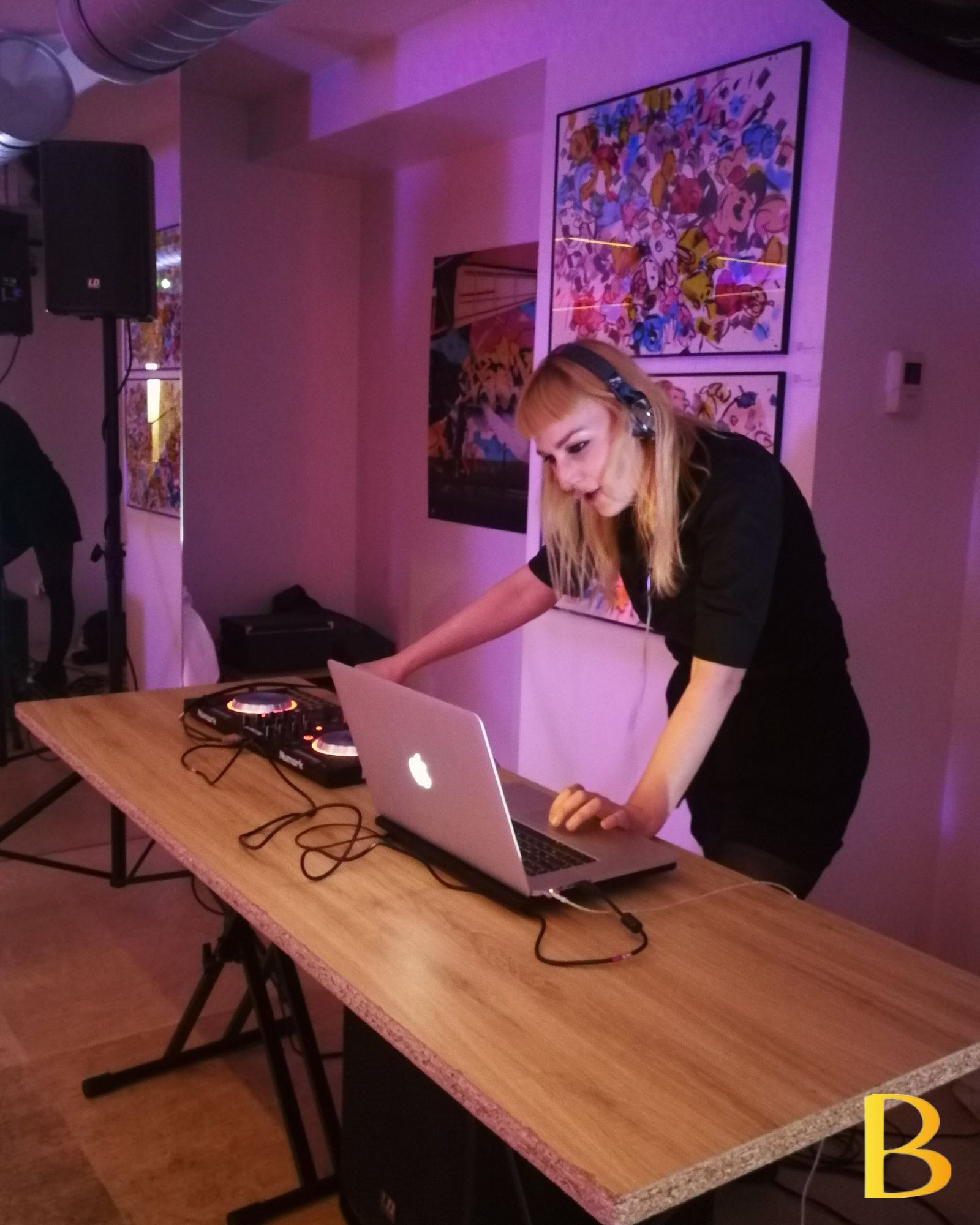 La galerie se transforme… 🎨🎧✨
DJ set en live, œuvres à admirer, bonne humeur partout !
Un mélange parfait de culture, musique et fun, pour une soirée mémorable 🌟
#agenceevenementiel #événement #djmix #galerieart