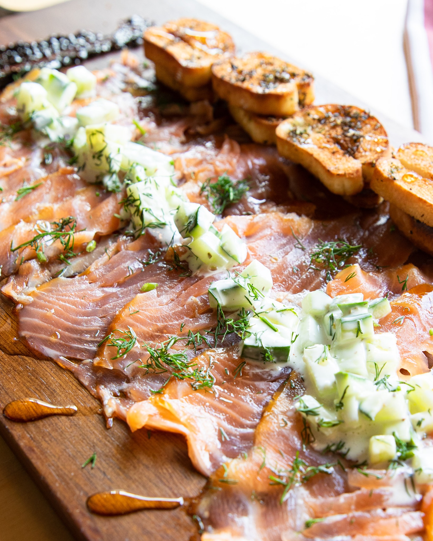 Découvrez la fraîcheur et la finesse de notre saumon fumé maison, tranché délicatement et servi avec ses garnitures. Une expérience raffinée qui marie tradition et savoir-faire, parfaite pour vos moments festifs ou vos envies de gourmandise élégante.
#italianrestaurant #restaurant #chef #food #restomtl
