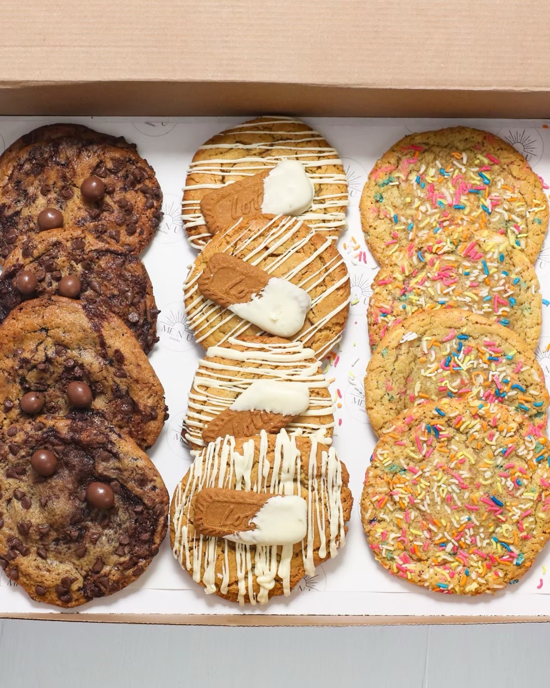 Calling all the sweet tooths 🍪🍬🍫
Perfect for hosting, gifting, or simply treating yourself, our NY Style Cookie Box is made for moments that call for something extra.
This box of 12 generously sized cookies includes:
🍪 4 x Double chocolate ganache cookies
🍪 4 x Biscoff cookies with white chocolate
🍪 4 x Birthday Funfetti cookies stuffed with Oreo
Available to order for delivery with the link in our bio.