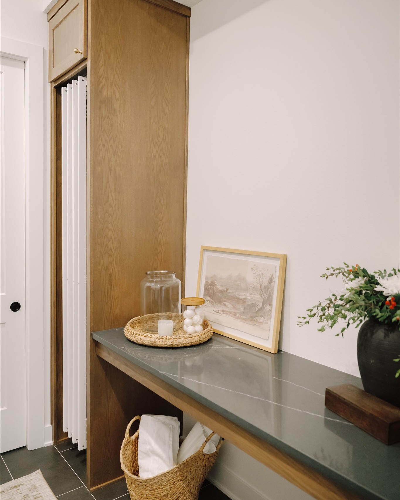 A functional corner that still feels elevated, what more could you ask for in a space like this?
#dynastyhomes #customhomebuilder #iowahomes #desmoines #luxuryhomes #homeinspo #dreamhome