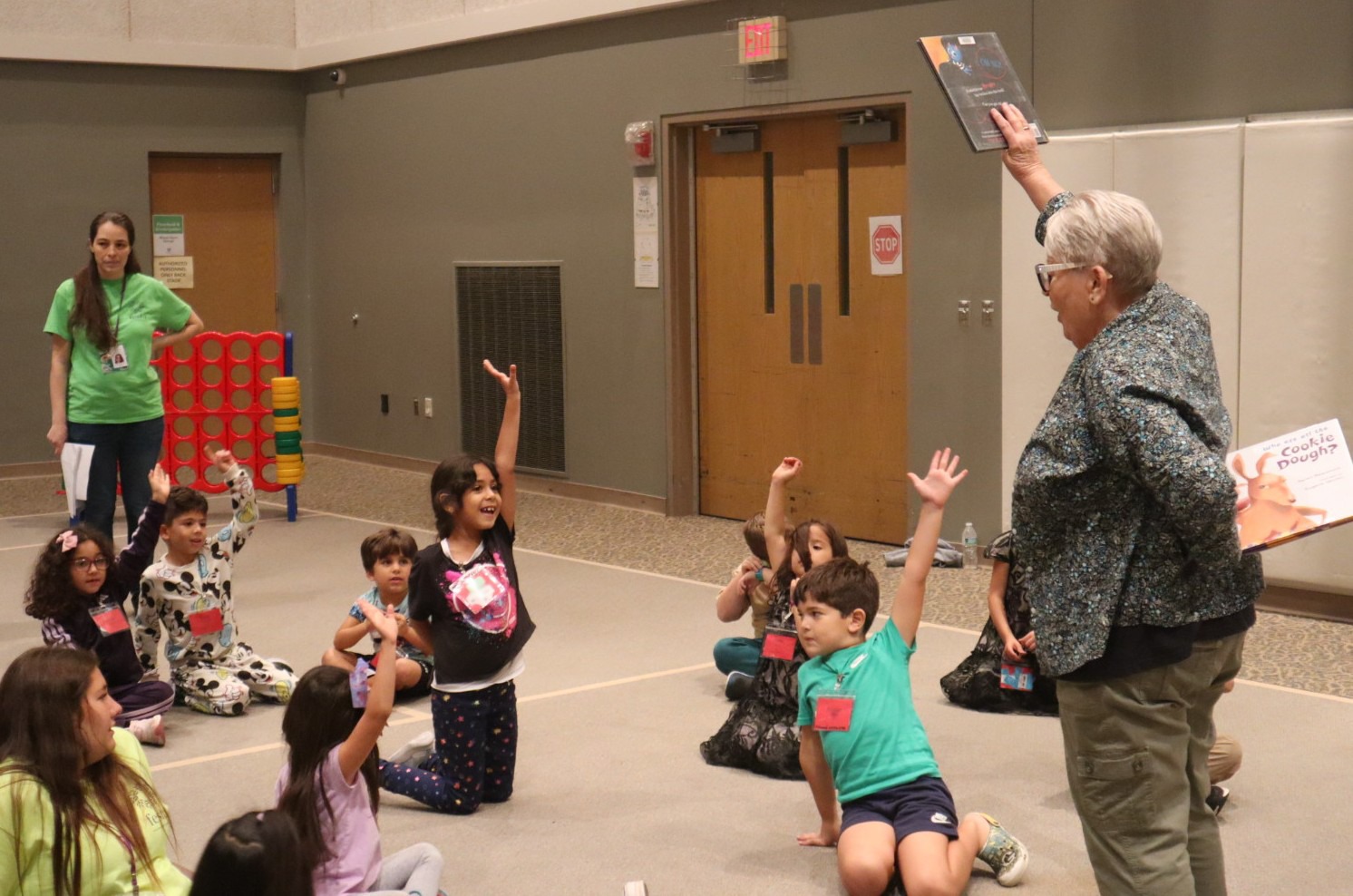 We had such a fun time last night at the 3-Generation Family ESL program with a special guest from the Hilliard branch of @columbuslibrary. She shared a wonderful story and the children loved every moment!
We’re so thankful for community partners who join us in #servingourneighbors as we serve a total of 438 people and counting this season. 💜
