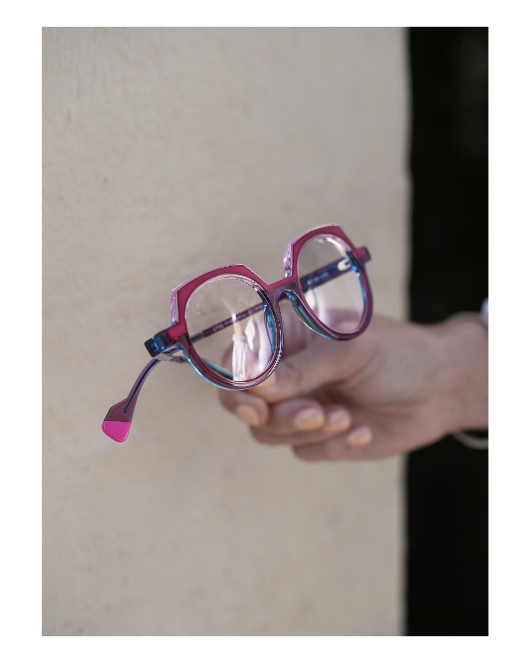 💗💙 Une monture qui voit la vie en rose… et en bleu !
Transparence, nuances acidulées et forme affirmée, ce modèle coloré est
parfait pour égayer une tenue — ou simplement illuminer les journées d’automne !
👉🏻 À essayer en boutique. Vous allez adorer l’effet miroir 👓
—
#opticien #opticienmontpellier #montpellier #montpelliernow #montpelliermaville