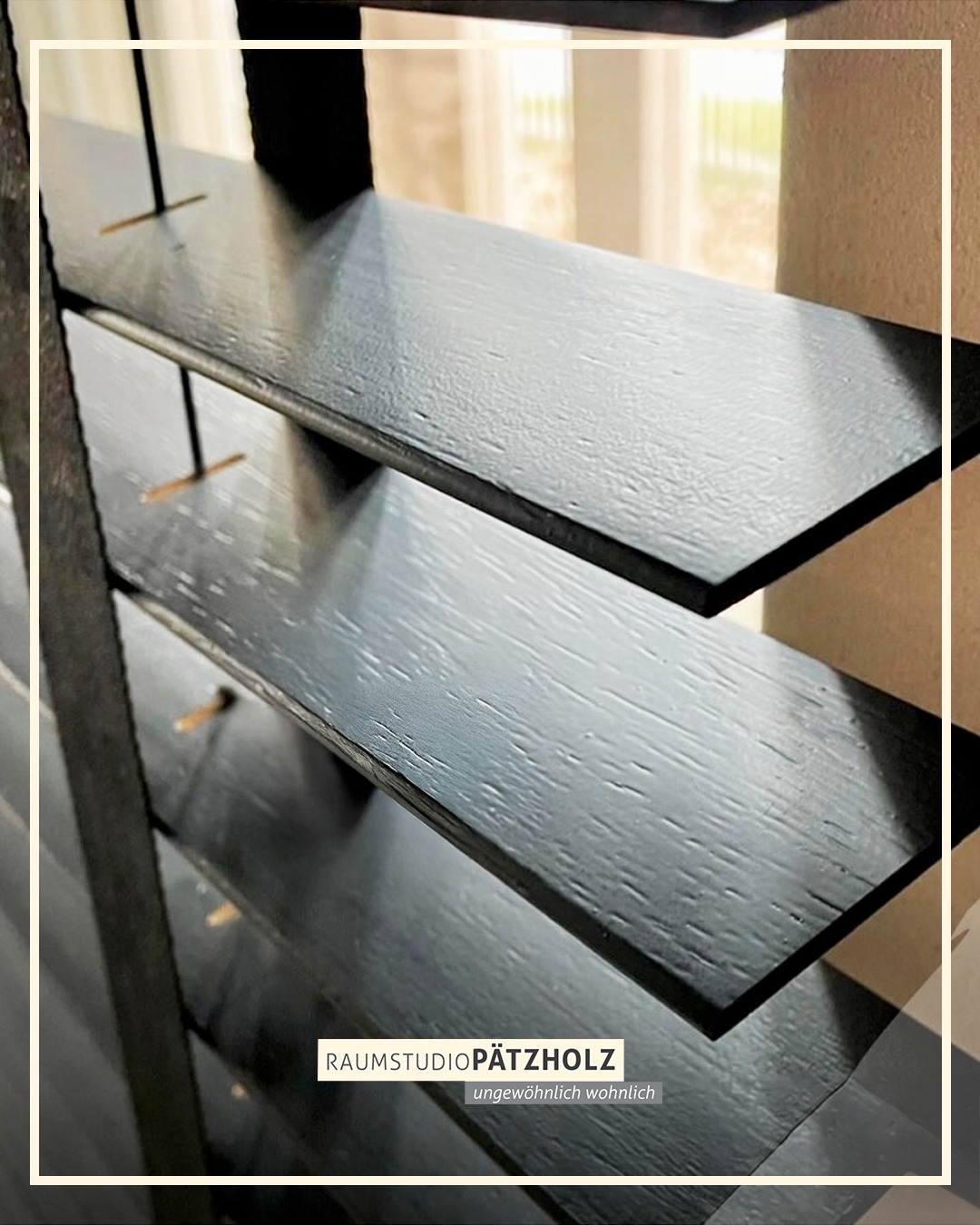 Neben ihrem stilvollen Design bieten Holzjalousien den perfekten Sichtschutz – neugierige Blicke bleiben draußen! 🏡🖤
Entdecke, wie elegant und funktional Dein Zuhause werden kann!
www.raumstudio.com
____
#raumstudio #raumplanung #raumplaner #raumstudiopätzholz #pätzholz #rielasingen #bodensee #wohnausstellung #wohnen #wohnideen #einrichtungsidee #dekoration #gardinen #bodenbeläge #parkettboden #parkett #weitzerparkett #holzboden #interiordesign #teppichboden #sonnenschutz #rollos #jalousien #showroom #naturboden #plissees #wohntraum @raumstudio_paetzholz 🏠✨