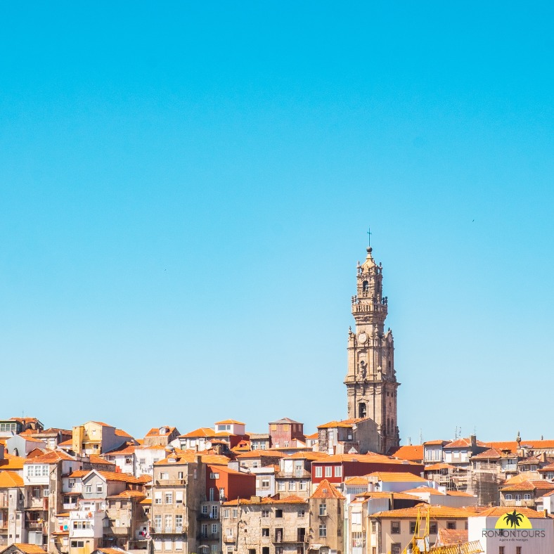 𝐏𝐨𝐫𝐭𝐨, 𝐥𝐚 𝐯𝐢𝐥𝐥𝐞 𝐪𝐮𝐢 𝐚 𝐝𝐮 𝐜𝐡𝐚𝐫𝐦𝐞 𝐚̀ 𝐜𝐡𝐚𝐪𝐮𝐞 𝐜𝐨𝐢𝐧 𝐝𝐞 𝐫𝐮𝐞
Laisse-toi séduire par Porto, cette ville portugaise au caractère authentique et chaleureux. Flâne dans les ruelles pavées bordées de maisons colorées, traverse le pont Dom Luís pour admirer la vue sur le Douro, et termine ta journée dans une cave pour déguster le célèbre vin de Porto.
Entre culture, gastronomie, ambiance conviviale et couchers de soleil sur le fleuve, Porto est la destination parfaite pour une escapade citadine pleine de saveurs et d’émotions.
#Porto #Portugal #CityTrip #VoyageSurMesure #EscapadeEnEurope #VinDePorto #VoyageEtDécouverte #romontregion #fribourgregion