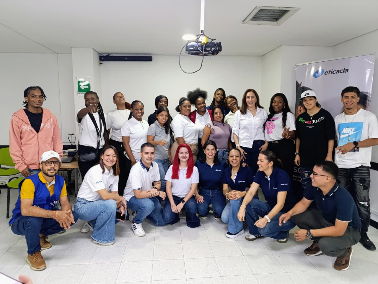 🙌 Junto a 14 forjadores del programa #ForjarOportunidades de la @fundacionsidoc, visitamos @eficaciacol, una empresa que por más de 40 años ha creado soluciones innovadoras en trade marketing, ventas y gestión humana para aumentar la productividad y eficiencia de sus clientes.
Esta visita se realizó en el marco del convenio entre la @alcaldiadecali y #CompromisoValle, a través de la estrategia #EnLaBuena,
Iniciamos la jornada con una activación especial, llena de energía y entusiasmo, que nos preparó para conocer de cerca a Eficacia. Durante el recorrido, nos compartieron la historia de la empresa, su propósito y como trabajan para generar impacto positivo.
Tuvimos la oportunidad de conocer historias que inspiran y demuestran cómo el empleo puede transformar vidas, abrir caminos y hacer realidad los sueños de quienes trabajan con dedicación.
¡Gracias Eficacia por abrir sus puertas y ser una empresa #CompromisoValle que le apuesta a la inclusión laboral! 🤩
#TodosSomosCompromisoValle