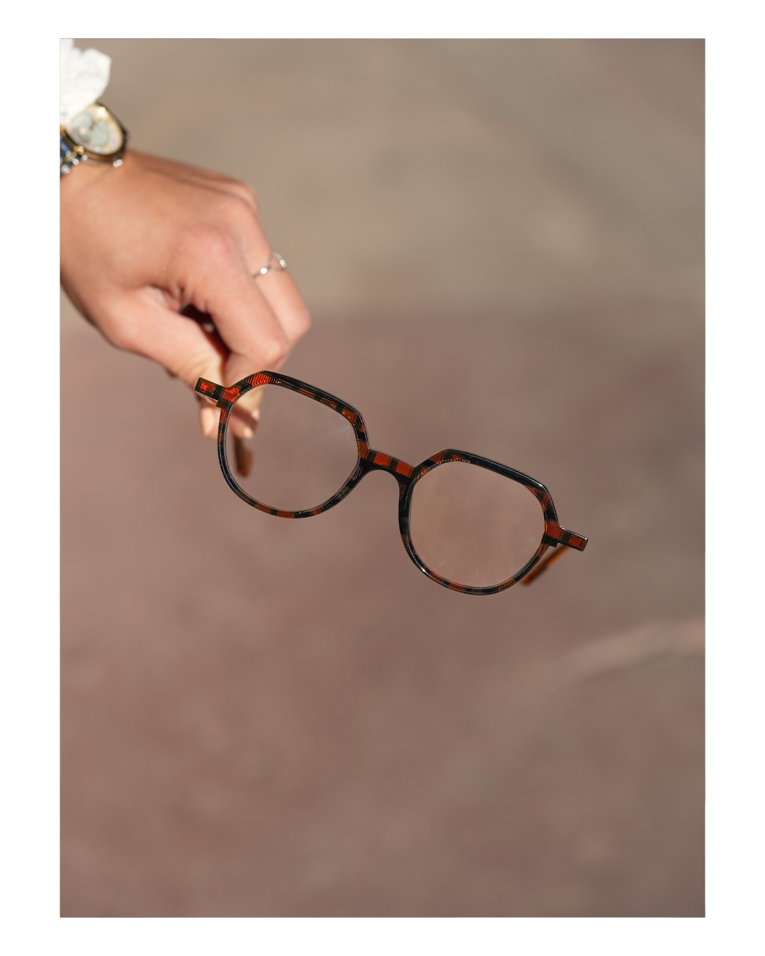 🍂 Des nuances miel, une forme affirmée, et ce petit jeu de transparence qui capte la lumière…
Cette monture Matthew coche toutes les cases pour un look de saison.
📍À découvrir en boutique — elle est encore plus belle portée !