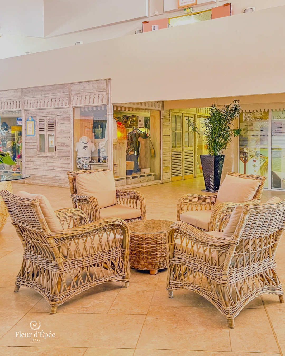 Au cœur de notre hall, ce salon spacieux et élégant vous invite à prendre une pause bien méritée. Vous l'avez déjà essayé ? Que ce soit pour regarder un programme de la TV centrale, discuter ou simplement admirer l’animation autour de vous, chaque détail de ce lieu a été pensé pour votre confort et votre plaisir.
Prisé par nos clients, ce salon saura vous contenter si ce n'est pas déjà fait !
Réservez dès maintenant votre séjour et venez découvrir ce havre de confort où la détente règne. 💫