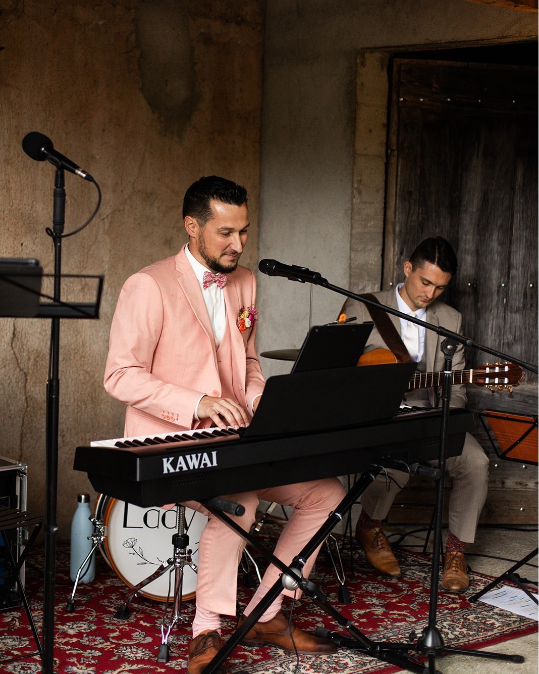 • 𝙵𝚛𝚒𝚍𝚊𝚢 𝚗𝚒𝚐𝚑𝚝 𝚕𝚒𝚟𝚎
• Chez eux, les "Friday nights" riment souvent avec musique : un apéro, une ambiance cocooning, et lui au piano pour accompagner leurs moments à deux 🎹🍷
• Alors, le jour du mariage, ils avaient chacun préparé une surprise… sans le savoir. Elle, qui avait appris en cachette leurs morceaux préférés pour les lui jouer. Lui, qui avait prévu de s’installer au piano pour surprendre sa mariée.
• Deux surprises, un même geste, un symbole parfait de leur complicité.
📷 @morganeruizwedding 🏞️@domainelecastelet_ 🌻@honka_atelier 🎼@les.petites.pepites.djs 🎤@ladyltrio 🎬@johanel.videos 🍴@cooking4u.fr 💗@madame_vadrouille 💗@ju_aym 🧠 @aimedeuxfois
------
• At home, their Friday nights often rhyme with music: a glass of wine, a cozy vibe, and him at the piano to soundtrack their moments together. 🎹🍷
• So, on their wedding day, they had each prepared a surprise… without knowing it. She had secretly learned their favorite songs to play for him. He had planned to sit at the piano to surprise his bride.
• Two surprises, one same gesture — the perfect symbol of their complicity.