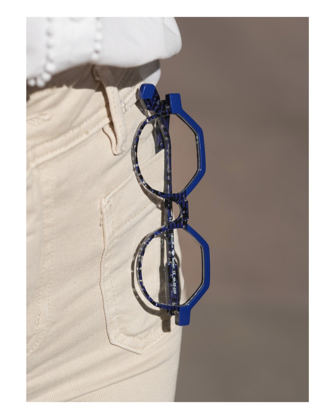 💙 Une monture graphique, moderne et facile à porter.
Ce modèle @matttewofficial joue avec les contrastes : une forme marquée, un bleu intense, et une touche discrète de transparence.
👉 À venir essayer en magasin — effet coup de cœur garanti !
—
#monturelunettes #monturesstylées #montpellier #montpelliernow #montpelliercity