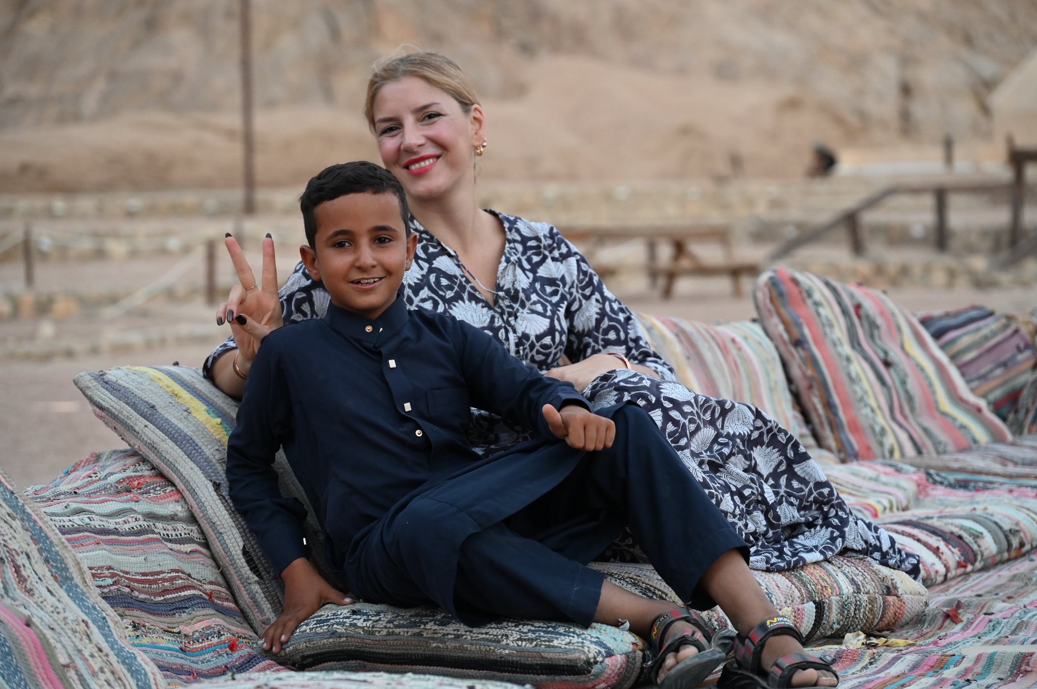 Polvere di stelle di un cielo che volge alla sera
Benedico la terra
Con l’acqua purifico il corpo
Traccio il cerchio attorno al fuoco
Ascolto le risposte nel vento
Ringrazio cantando
Danzando ricompongo l'Anima
la Dea.
🔥 #Egypt ‘25