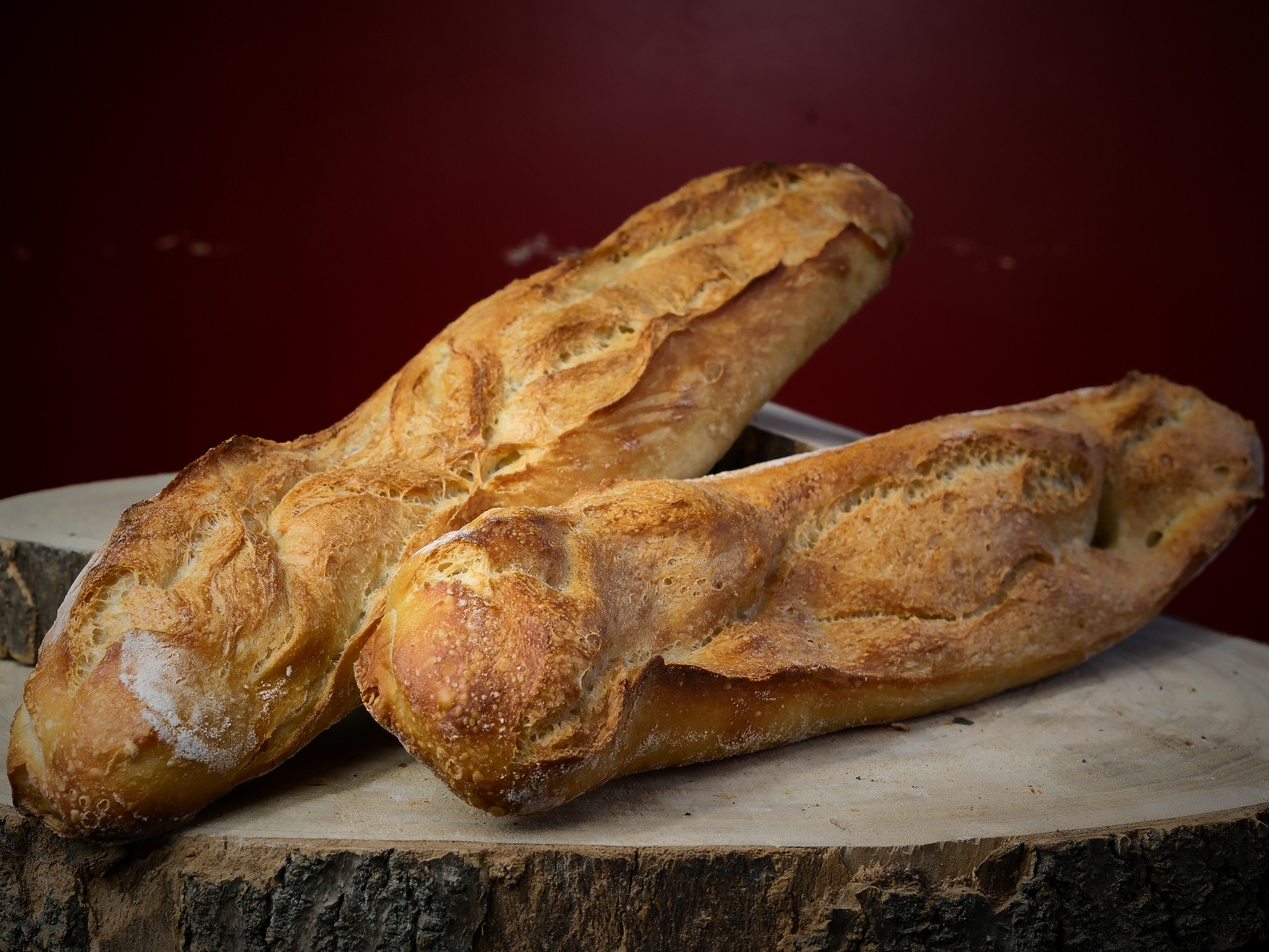 🥖 Pourquoi acheter votre pain chez nous… et pas ailleurs ?
Parce qu’ici, à la Boulangerie Mamie, on choisit nos ingrédients avec exigence.
Nos pains sont faits avec des farines CRC® – Culture Raisonnée Contrôlée 🌾 @filiere_crc Filière CRC
Mais le CRC®, c’est quoi exactement ?
👉 Des blés 100% français, cultivés dans le respect de la nature.
👉 Une agriculture raisonnée, où les traitements ne sont utilisés qu’en cas de besoin réel.
👉 Aucun traitement après récolte : les grains sont conservés naturellement, sans insecticides.
👉 Des contrôles stricts à chaque étape, du champ jusqu’à notre fournil.
👉 Et surtout, une sélection d’engrais et de sols pour éviter la présence de métaux lourds comme le cadmium.
Résultat :
✅ Une farine propre, sûre et de qualité.
✅ Un pain au goût authentique, fait pour nourrir sainement.
Ici, on ne fait pas juste du pain.
On fait du bon pain, responsable et français 🇫🇷
#FarineCRC #PainDeQualité #FilièreResponsable #BoulangerieMamie #SaintClairDeLaTour #PainFrançais