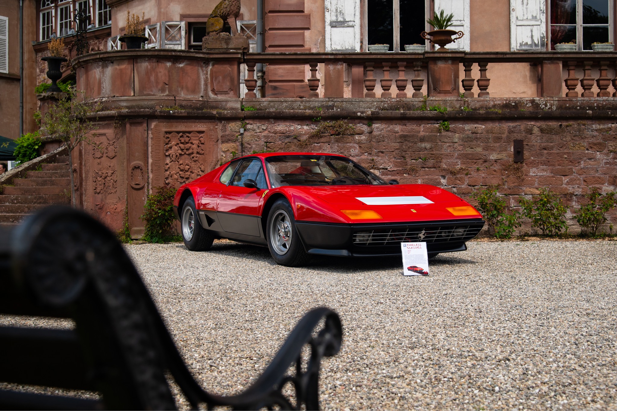 Focus sur l'une des stars de Timeless Classics 2025 : La Ferrari BB 512 présentée par @messinaclassics !
L’arrivée de la 512 BB marque une nouvelle ère pour Ferrari. Introduite en 1976 pour succéder à la 365 GT4 BB, la gamme Boxer était déjà une vitrine technologique. Toutefois, Ferrari, sous pression face à la concurrence de voitures comme la Lamborghini Countach et la Porsche 911 Turbo, devait pousser ses limites pour maintenir sa réputation de constructeur de voitures sportives par excellence. En 1976, Ferrari présente donc la 512 BB, une version améliorée de la Boxer. Ce modèle devait non seulement augmenter les performances mais également préserver l’essence même de la berlinette à moteur central : une voiture brutale et caractérielle, mais maîtrisée par une ingénierie de pointe.
La Ferrari 512 BB incarne parfaitement l’ADN de la marque italienne : une alliance entre puissance brute, design racé et performances de haut niveau. Son V12 à plat, caractéristique rare chez Ferrari, lui confère une identité unique, tandis que son design signé Pininfarina en fait une véritable sculpture roulante.
Aujourd’hui, la 512 BB est recherchée par les passionnés et les collectionneurs pour son charisme, sa rareté relative et son expérience de conduite authentique. Modèle de transition entre l’époque classique et moderne de Ferrari, elle reste une référence incontournable dans l’univers des sportives d’exception.
La Ferrari 512 BB de 1979 présentée à Timeless Classics par Messina Classics est un exemplaire très rare. Dans sa configuration d'origine, elle se présente dans un Rosso Corsa avec un intérieur cuir beige, moquettes rouges et les inserts de sièges rouges ! De quoi se replonger dans la fin des années 1970.
Rendez-vous sur https://www.timelessclassics.fr/2025/galerie pour consulter la galerie photos de l'événement.
📸 @allan_photography8
www.timelessclassics.fr
#TimelessClassics #VoituresDeCollection #PassionAuto #CarCulture #Classiccar #Event #Evenement #Privé #EvenementPrive #Alsace #BasRhin