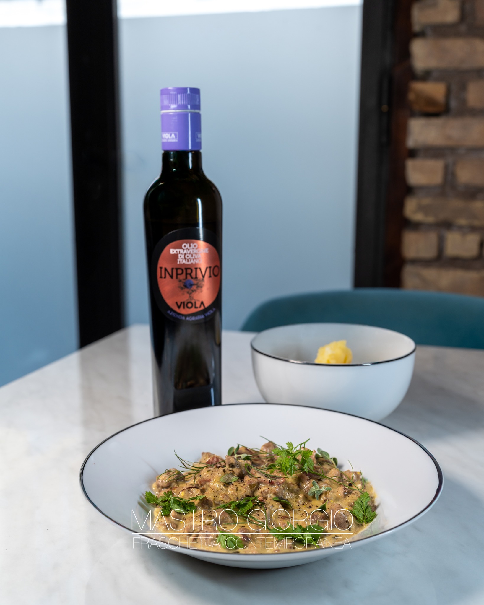 𝑨𝒈𝒏𝒆𝒍𝒍𝒐 𝒃𝒓𝒐𝒅𝒆𝒕𝒕𝒂𝒕𝒐: 𝒄𝒐𝒏𝒕𝒊𝒏𝒖𝒂 𝒊𝒍 𝒗𝒊𝒂𝒈𝒈𝒊𝒐 𝒏𝒆𝒍𝒍𝒂 𝒕𝒓𝒂𝒅𝒊𝒛𝒊𝒐𝒏𝒆 𝒓𝒐𝒎𝒂𝒏𝒂.
𝑈𝑛 𝑝𝑖𝑎𝑡𝑡𝑜 𝑠𝑡𝑟𝑎𝑛𝑎𝑚𝑒𝑛𝑡𝑒 𝑑𝑖𝑚𝑒𝑛𝑡𝑖𝑐𝑎𝑡𝑜, 𝑢𝑛𝑜 𝑑𝑒𝑖 𝑝𝑖𝑢̀ 𝑐𝑎𝑟𝑎𝑡𝑡𝑒𝑟𝑖𝑠𝑡𝑖𝑐𝑖 𝑑𝑒𝑙𝑙𝑎 𝑐𝑢𝑐𝑖𝑛𝑎 𝑟𝑜𝑚𝑎𝑛𝑎, 𝑠𝑝𝑒𝑠𝑠𝑜 𝑙𝑒𝑔𝑎𝑡𝑜 𝑎𝑙𝑙𝑒 𝑡𝑎𝑣𝑜𝑙𝑒 𝑑𝑖 𝑃𝑎𝑠𝑞𝑢𝑎 𝑒 𝑎𝑙𝑙𝑒 𝑜𝑠𝑡𝑒𝑟𝑖𝑒 𝑑𝑖 𝑞𝑢𝑎𝑟𝑡𝑖𝑒𝑟𝑒. 𝑄𝑢𝑖 𝑙𝑜 𝑝𝑟𝑜𝑝𝑜𝑛𝑖𝑎𝑚𝑜 𝑑𝑖𝑠𝑜𝑠𝑠𝑎𝑡𝑜 𝑒 𝑐𝑜𝑡𝑡𝑜 𝑖𝑛 𝑢𝑚𝑖𝑑𝑜, 𝑐𝑜𝑠𝑖̀ 𝑑𝑎 𝑟𝑒𝑛𝑑𝑒𝑟𝑙𝑜 𝑝𝑖𝑢̀ 𝑚𝑜𝑟𝑏𝑖𝑑𝑜 𝑒 𝑓𝑎𝑐𝑖𝑙𝑒 𝑑𝑎 𝑔𝑢𝑠𝑡𝑎𝑟𝑒. 𝐿𝑎 𝑚𝑎𝑛𝑡𝑒𝑐𝑎𝑡𝑢𝑟𝑎 𝑐𝑜𝑛 𝑡𝑢𝑜𝑟𝑙𝑜 𝑒 𝑙𝑖𝑚𝑜𝑛𝑒 𝑐𝑟𝑒𝑎 𝑢𝑛𝑎 𝑠𝑎𝑙𝑠𝑎 𝑐𝑟𝑒𝑚𝑜𝑠𝑎 𝑒 𝑙𝑒𝑔𝑔𝑒𝑟𝑚𝑒𝑛𝑡𝑒 𝑎𝑐𝑖𝑑𝑢𝑙𝑎, 𝑐ℎ𝑒 𝑙𝑒𝑔𝑎 𝑖𝑙 𝑝𝑖𝑎𝑡𝑡𝑜 𝑒 𝑑𝑜𝑛𝑎 𝑢𝑛𝑎 𝑛𝑜𝑡𝑎 𝑓𝑟𝑒𝑠𝑐𝑎 𝑒 𝑝𝑖𝑎𝑐𝑒𝑣𝑜𝑙𝑒.
𝐿𝑜 𝑠𝑒𝑟𝑣𝑖𝑎𝑚𝑜 𝑐𝑜𝑛 𝑒𝑟𝑏𝑒 𝑎𝑟𝑜𝑚𝑎𝑡𝑖𝑐ℎ𝑒 𝑒 𝑝𝑎𝑡𝑎𝑡𝑒 𝑠𝑐ℎ𝑖𝑎𝑐𝑐𝑖𝑎𝑡𝑒 𝑐𝑜𝑛𝑑𝑖𝑡𝑒 𝑐𝑜𝑛 𝑜𝑙𝑖𝑜 𝑓𝑜𝑟𝑡𝑒 𝑑𝑖 @aziendaagrariaviola , 𝑐ℎ𝑒 𝑟𝑎𝑐𝑐𝑜𝑙𝑔𝑜𝑛𝑜 𝑖𝑙 𝑐𝑜𝑛𝑑𝑖𝑚𝑒𝑛𝑡𝑜 𝑒 𝑛𝑒 𝑐𝑜𝑚𝑝𝑙𝑒𝑡𝑎𝑛𝑜 𝑙𝑎 𝑔𝑜𝑑𝑢𝑟𝑖𝑎.
𝐶ℎ𝑒𝑓 𝐹𝑟𝑎𝑛𝑐𝑒𝑠𝑐𝑜 𝑆𝑝𝑒𝑟𝑎𝑛𝑑𝑒𝑜 @fradeatails
Vi aspettiamo a pranzo il sabato e la domenica (dalle 12:30 alle 15:00) e a cena dal lunedì alla domenica!
𝐈𝐧𝐟𝐨 𝐞 𝐏𝐫𝐞𝐧𝐨𝐭𝐚𝐳𝐢𝐨𝐧𝐢
📍 Via Alessandro Volta 36, Testaccio, Roma
📞 06 5741369
🌐 Prenota ora: https://pro.pns.sm/ecczetj
#MastroGiorgio #CucinaRomana #Testaccio #RomaRistoranti #FoodieRoma #SaporiAutentici #TradizioneEInnovazione #AgnelloBrodettato #Agnello #PiattoTradizionale #CucinaItaliana #PranzoRoma #CenaRoma