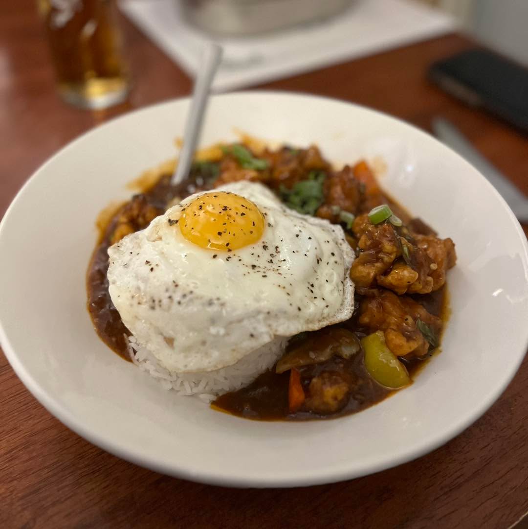 Spice up your Saturday with Paul’s Chilli Chicken & Rice Bowl 🌶️🍗 Topped with a golden fried egg, it’s comfort food with a kick! 🍳🔥 Join us this weekend at The Parsons Pig!
#ParsonsPig #WeekendEats #ChilliChickenBowl
