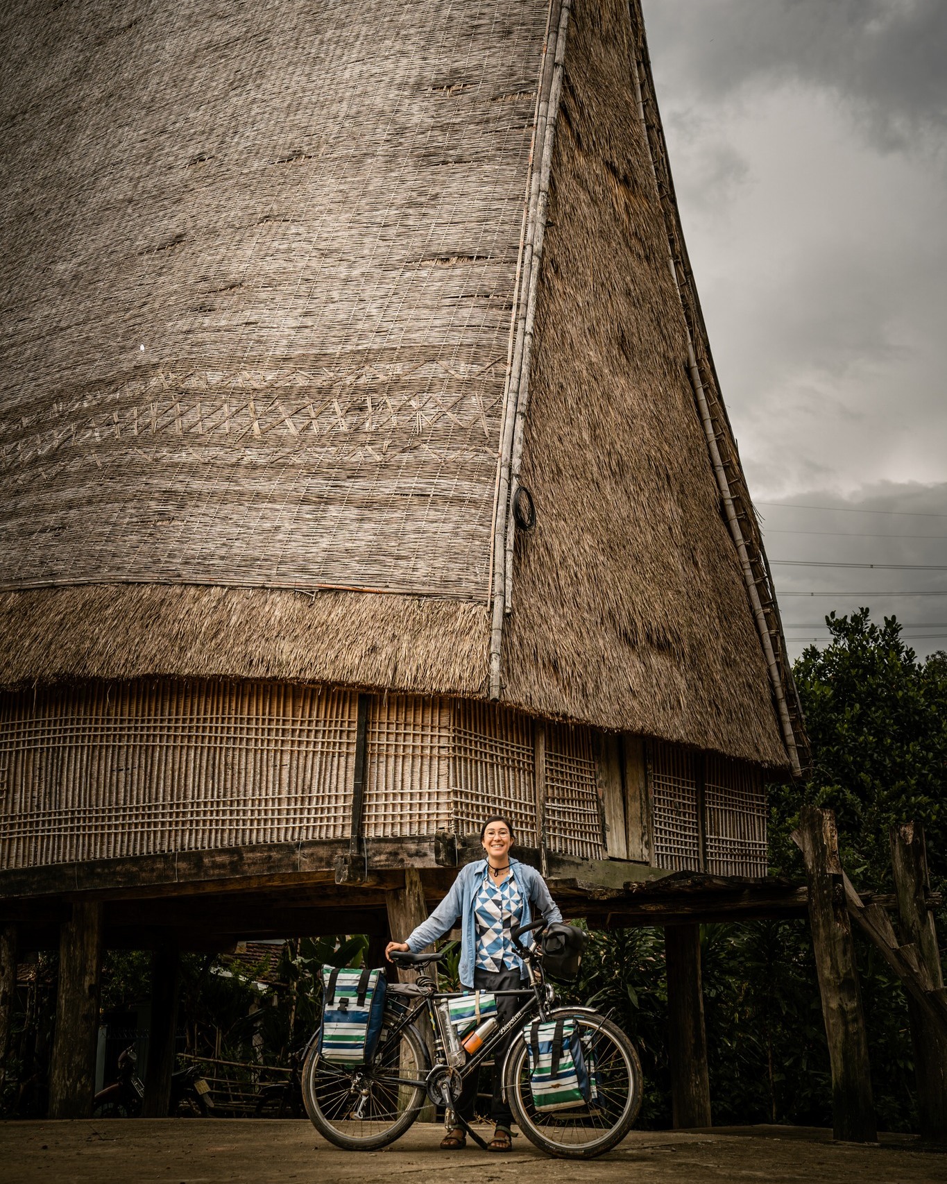 I am particularly interested in architecture, beginning with experiencing the environment that shaped it.
At a time when technological advances are pushing the boundaries of knowledge, what remains to be explored? While technology can measure, count, and map with precision, I believe it cannot replace the human adventure and physical engagement.
When I travel through a region by bike, I decide to experience the geography first and foremost through my body. I let my senses and emotions speak to me in order to understand an environment.
Because traveling through a place using your own physical strength is already a way of connecting with it. Folds, cracks, continuities, discontinuities... So much geographical diversity that forms so many unique constructions. So starting by exploring the environment that shaped these unique architectures allows me to understand them better.
For me, physical commitment and human adventure by bike are a way of maintaining an eminently sensitive and, above all, deeply human relationship at the heart of exploration.
French in comment👇