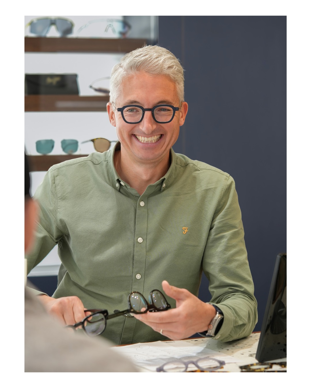 🕶 « Choisir ses lunettes, c’est sérieux… mais pas trop ! »
Avec Bertrand, on repart avec la monture idéale — et le sourire en bonus.