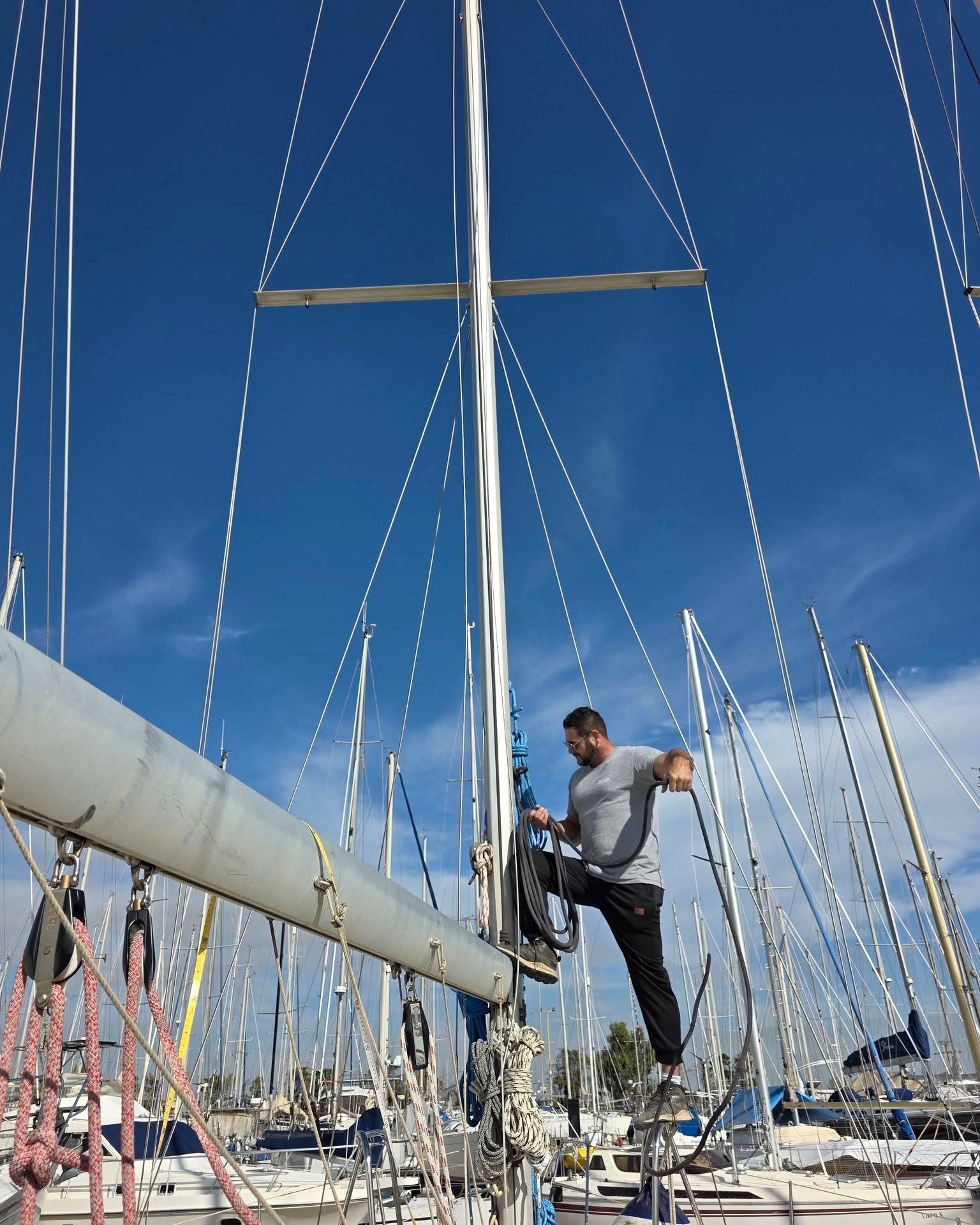 Début des travaux pour "Sirius" #Ovni435 😁⛵
••
Au programme 📆
👉Gréement dormant
👉Grand-voile
👉Système full batten Facnor
👉Lazy-bag
On commence par la prise de cote de la grand-voile 😉
••
••
••
#PSLGreement #Nautisme #SailingLife #Voile #Croisière #EquipementBateau #Voilier #EntretienBateau #PortSaintLouisduRhône #Rigging #Accastillage #Facnor #PortNapoleon ✨