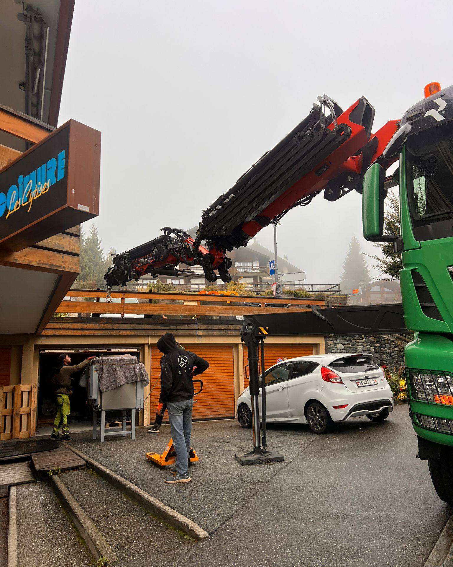 No move too big 💪 When a 'man with a van' just doesn't cut it... From top-floor balconies to mountain chalets, we handle every removal safely, efficiently, and smoothly, making your move stress-free from start to finish.
------
Aucun déménagement n'est trop important 💪 Quand un « homme avec une camionnette » ne suffit pas... Des balcons au dernier étage aux chalets de montagne, nous gérons chaque déménagement de manière sûre, efficace et fluide, pour que votre déménagement se déroule sans stress du début à la fin.
#verbier #removals #déménagements #verbiergreen #logistics