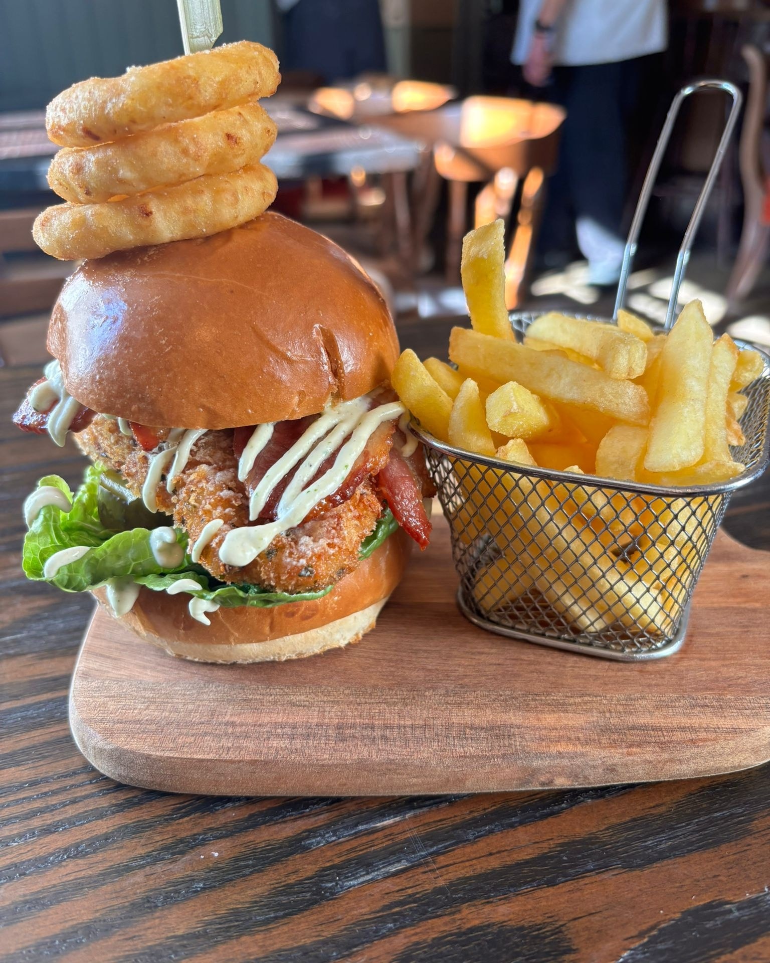 What a beautiful sunny day! Why not come down the to The Eight Bells for a spot of lunch and enjoy our Garlic & Parmesan Chicken Burger?! Served with bacon, onion rings and truffle caramelised mayo alongside our crispy fries and salad 🌞