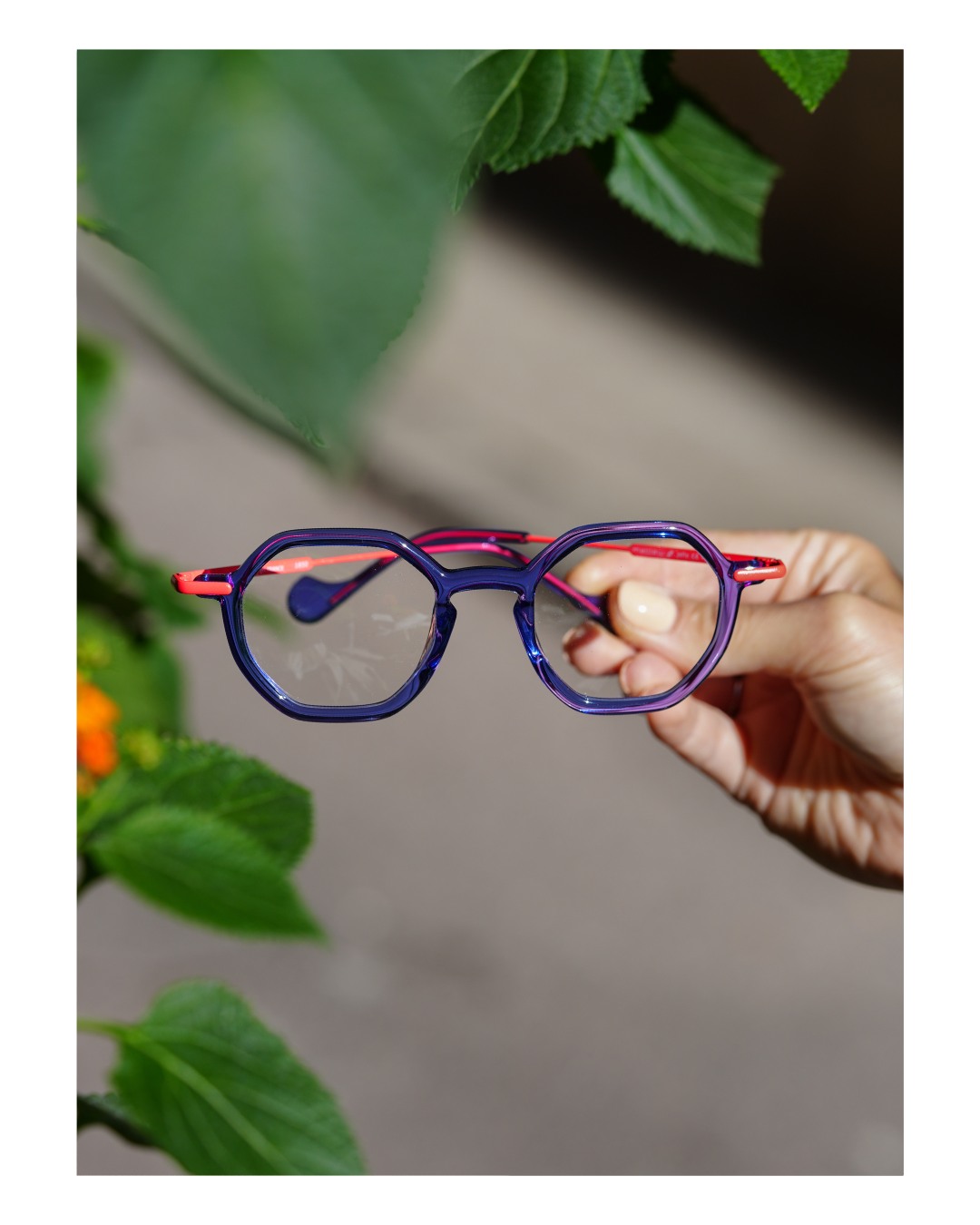 💙💗 Une monture bicolore qui attire l’œil juste ce qu’il faut.
Du bleu, du rose, et une forme graphique qui donne du caractère à n’importe quel look — sans en faire trop.
👉🏻 À découvrir en boutique. À porter sans modération.
—
#lunette #opticien #opticienmontpellier #optique