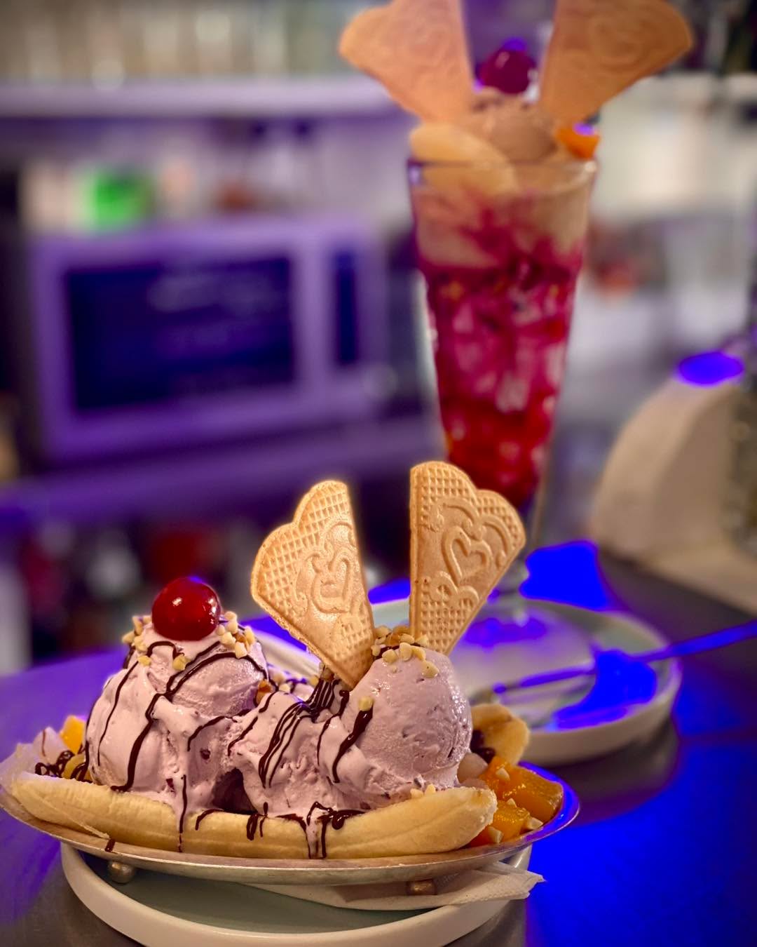 Weekend availability inside the parlour:
We are filling up fast so if you intended to come inside at the weekend please book a table as there are only a few spaces left before we are full ⬇️
Saturday:
- 11am
- 12:30pm
Sunday:
- 11am
- 4pm
Call 01305 785557 to book or drop us a message.