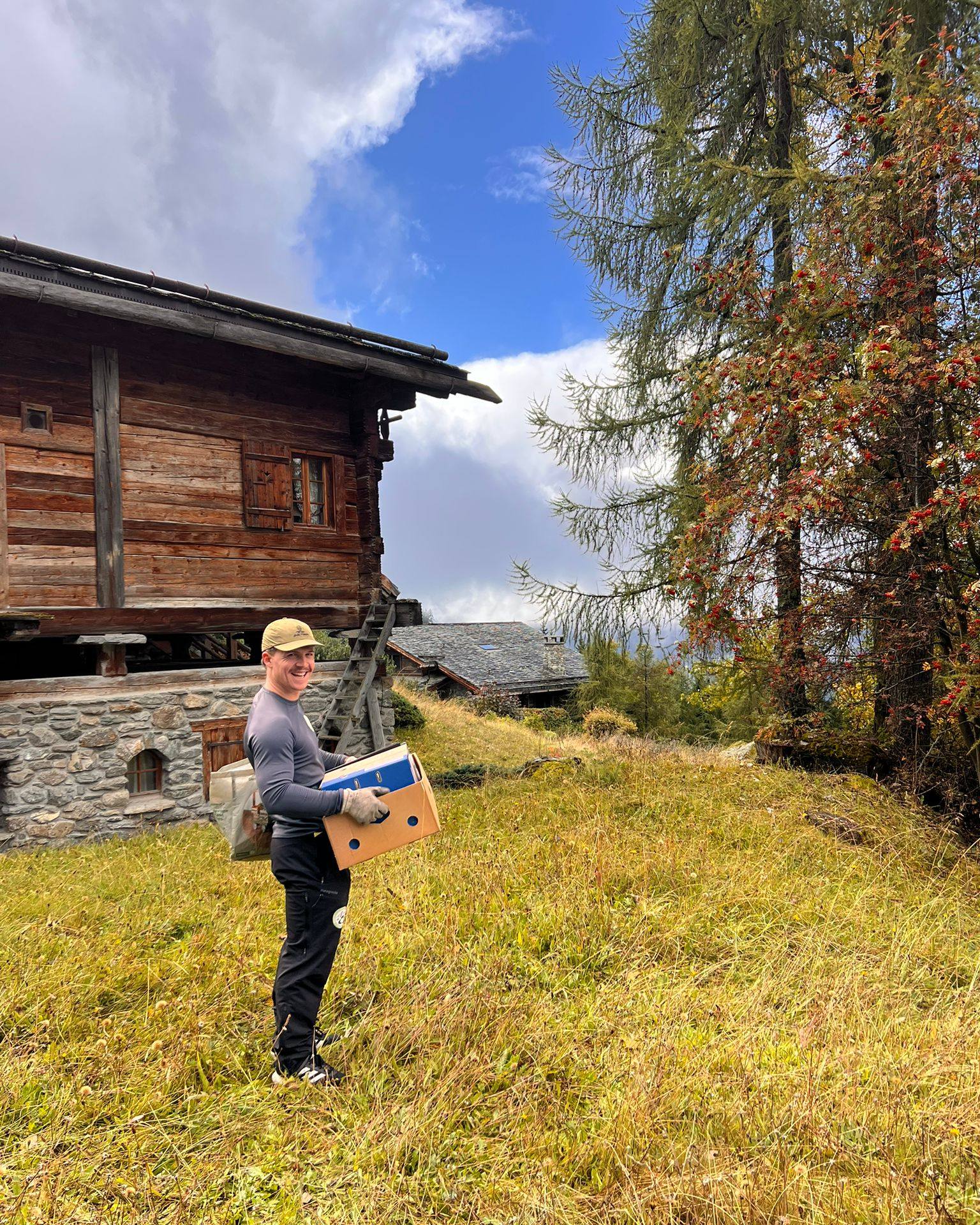 Autumn removals hitting the spot! 🍂 A seasonal change is the perfect excuse for a declutter, and we’re here for it. Clear out that storage cave, free up your balcony, or shift heavy furniture... all while ensuring everything is disposed of in the most eco-friendly way possible ♻️
------
Les déménagements d'automne tombent à pic ! 🍂 Le changement de saison est l'excuse parfaite pour faire le tri, et nous sommes là pour vous aider. Débarrassez-vous de tout ce qui encombre votre cave, libérez votre balcon ou déplacez vos meubles lourds... tout en vous assurant que tout est jeté de la manière la plus écologique possible ♻️
#verbier #removals #verbiergreen #logistics #demenagements #autumn