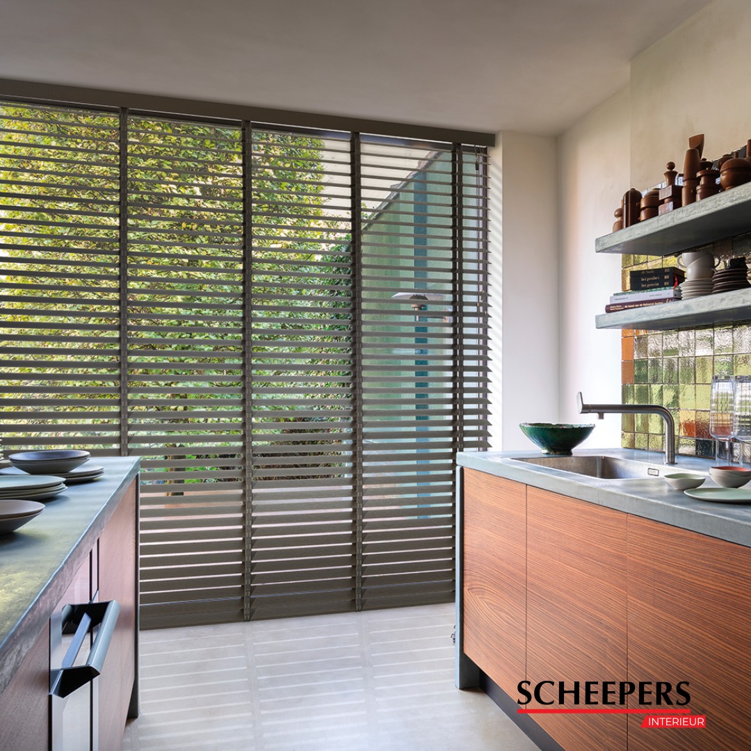 🧼 Een frisse start!
Houd je raamdecoratie langer mooi door ze regelmatig te reinigen.
Wij geven je graag advies over de beste schoonmaakmethode voor jouw type gordijnen of jaloezieën.
#WoonTips #ScheepersInterieur #Raamdecoratie