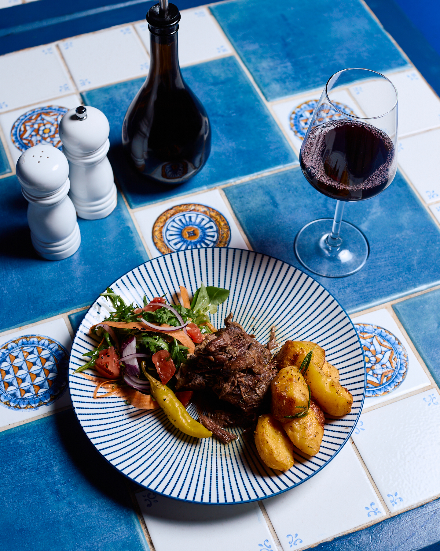 🇬🇷 KATZIKAKI SFAKIANO 🇬🇷
Koźlina pieczona powoli w oliwie i ziołach, aż do miękkości. Do tego pieczone ziemniaki i świeży miks sałat.
Klasyka z Krety, aromatyczna i pełna smaku.
Idealna, gdy masz ochotę na coś konkretnego w greckim wydaniu.