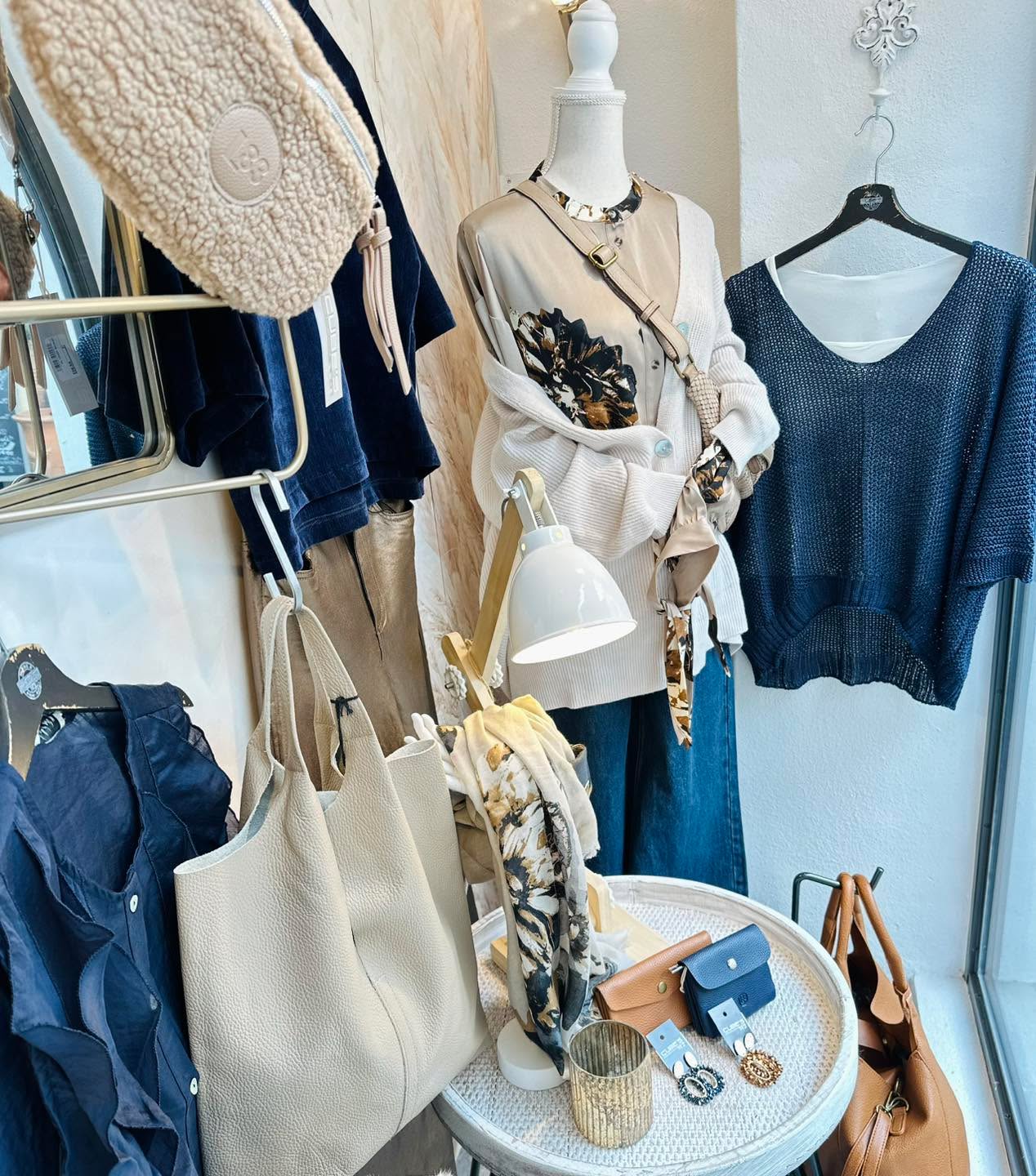 Dein neuer Lieblingslook wartet schon !š
Unsere Ćffnungszeiten:
Montag-Freitag 9 - 18 Uhr
Samstag 9 - 17 Uhr
@cubes_baden
ā
Hier findet ihr uns:
CUBEāS M2 Rathausgasse 8, 2500 Baden
CUBEāS M³ Rathausgasse 12, 2500 Baden