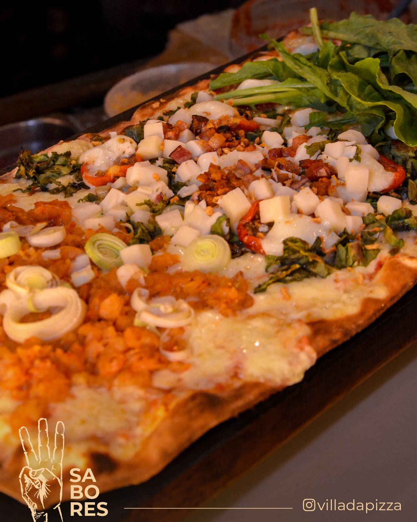 Quando a vida te der uma escolha, fique com as três 🤩 Nossa pizza três sabores é perfeita para você não abrir mão de nenhum dos seus favoritos!