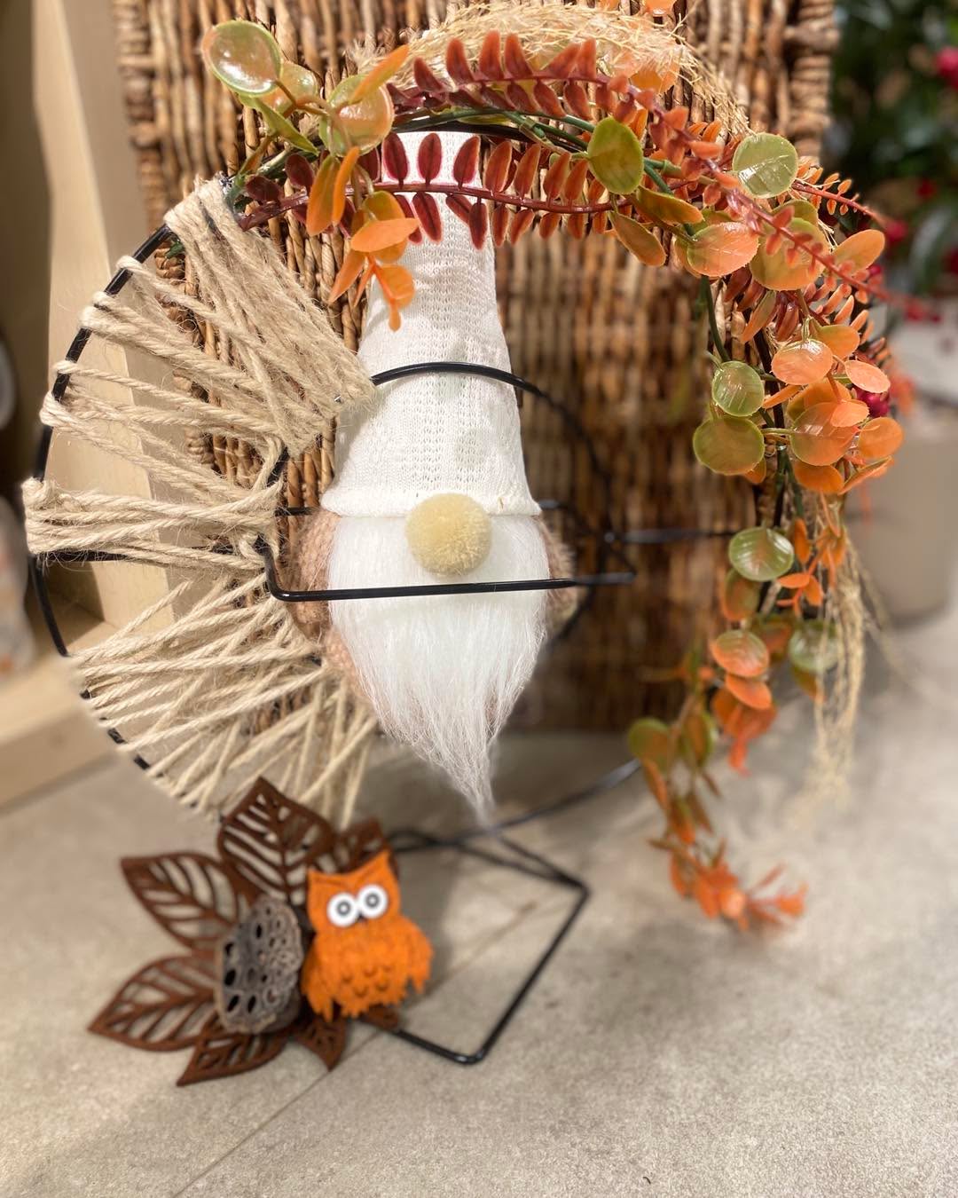 🍂 L’automne s’invite dans votre déco ! 🍂
Entre feuilles dorées, tons chaleureux et petits gnomes malicieux, mes compositions automnales apportent une touche de magie et de douceur à votre intérieur.
Chaque création est unique, mêlant nature, textures et couleurs pour célébrer cette belle saison pleine de charme 🤎
Laissez-vous séduire par l’ambiance cocooning de l’automne et venez découvrir mes nouveautés en boutique 🍁✨
#DécorationAutomnale #AmbianceCocooning #FaitMain #InspirationSaisonnière #Gnomes #DécoNaturelle #AutomneChaleureux