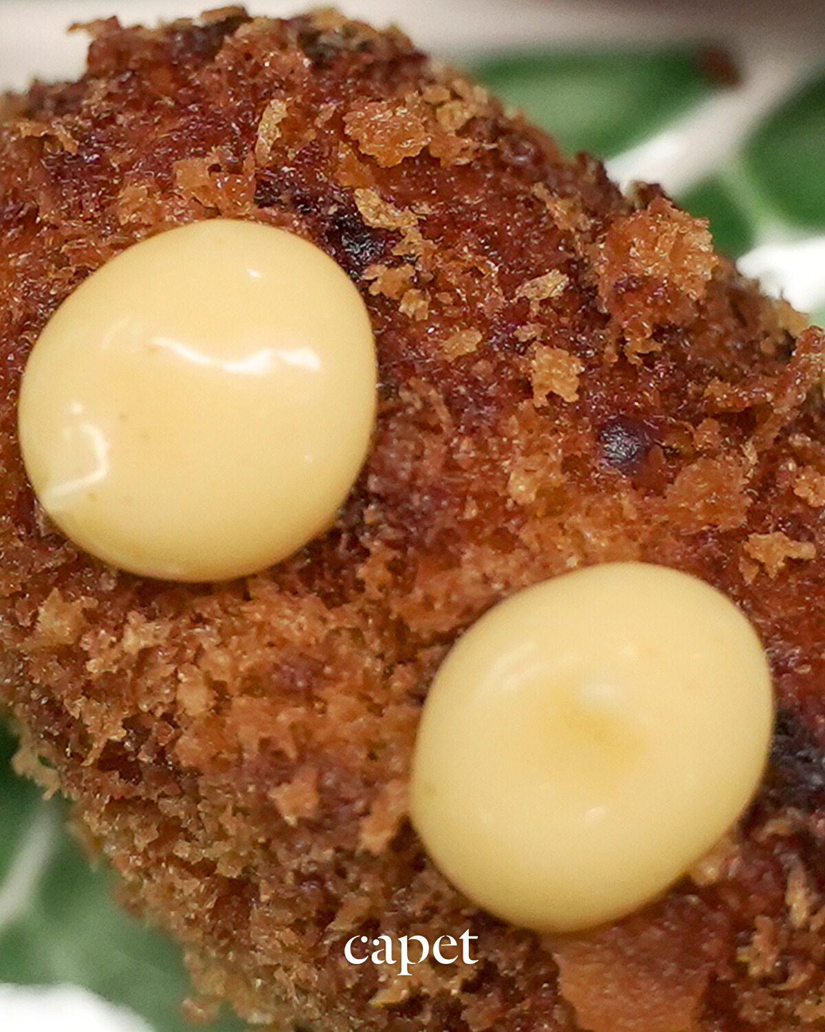 El contraste entre lo crujiente y lo cremoso define su carácter.
Una elaboración directa, equilibrada y llena de intención.
🔗 Reserva fácilmente desde el enlace en nuestra bio
📍 Carrer del Cometa, 5, Ciutat Vella, 08002 Barcelona
📞 937 20 44 21
#capetrestaurante #barcelonarestaurants #cocinahonesta #temporadaencapet #restaurantesbarcelona #guíamichelin #cocinadeautor #cocinatecnica #productolocal #barriogotic