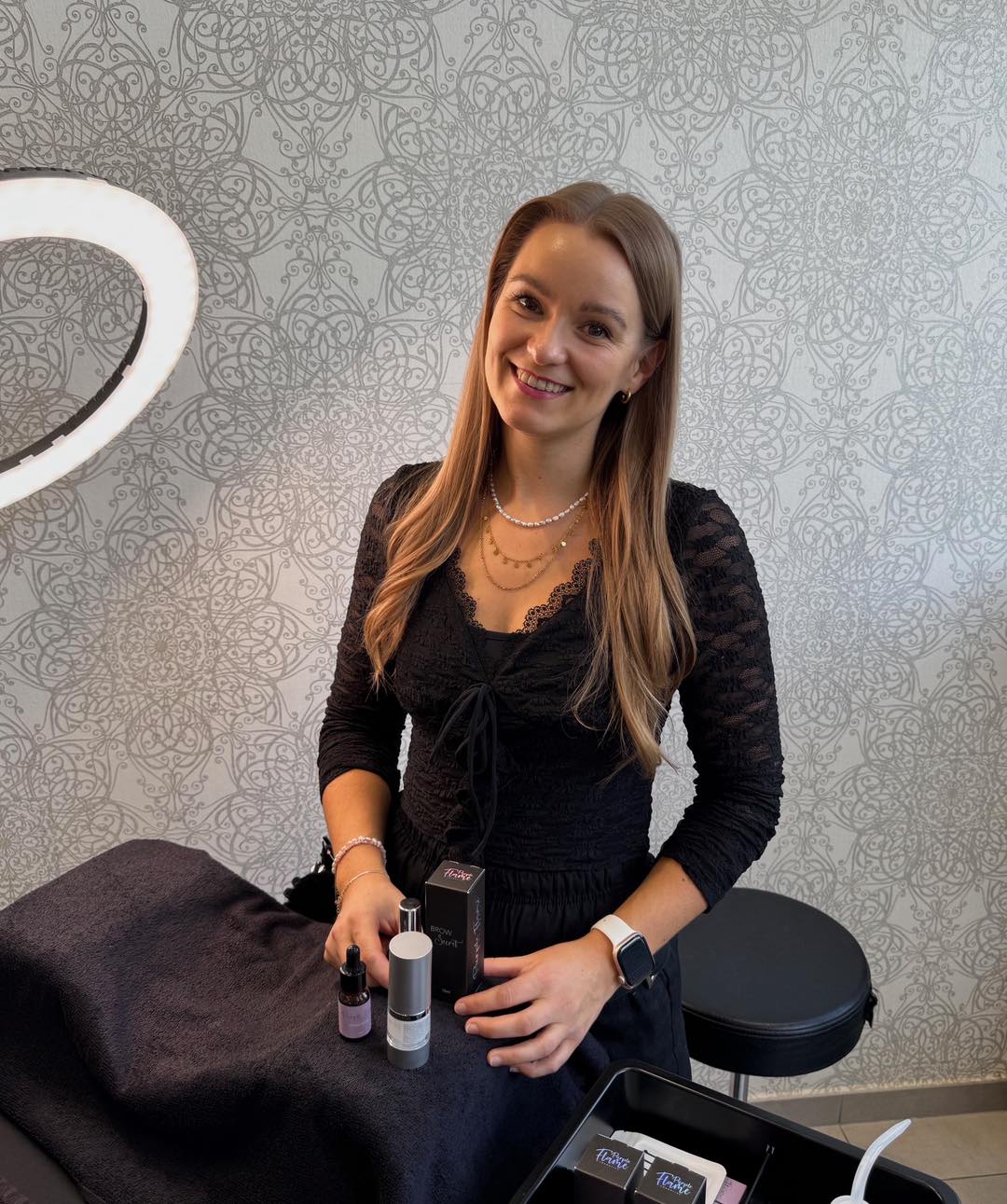 Willkommen zurück, liebe Katrin!🥰
Nach ihrer Karenzpause ist sie endlich wieder da - mit frischer Energie, neuen Ideen und ganz viel Leidenschaft für schöne Haare & strahlende Gesichter!✨
Ab jetzt zaubert sie wieder traumhafte Balayage- & Strähnentechniken, verwöhnt Langhaar-Kundinnen und sorgt mit Make-up, Brautstyling sowie Augenbrauen- & Wimpernlifting für den perfekten Look. 🤩
Wir freuen uns riesig, dass du wieder Teil unseres Teams bist!❤️
#Balayage #hairart #welcomeback #browlift #lashlift #creativity #makeupartist #beautiful #love #happyhappy #stylingcreative