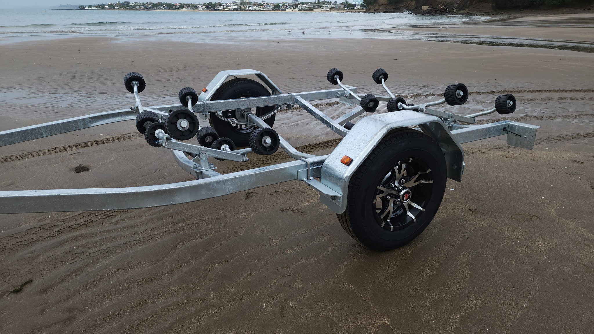 AX540R NZM – ONLY $6,395.00!
PREMIUM NEW ZEALAND–MADE BOAT TRAILER 🇳🇿
Introducing the Aakron Xpress NZM Series – designed and engineered right here in New Zealand for ultimate strength, durability, and performance. Each trailer is NZ-made, fully galvanised, and backed by our 10-year structural warranty, giving you total peace of mind on and off the ramp.
Fitted with upgraded components and sitting proudly on stylish alloy wheels, the AX540R not only performs exceptionally but looks the part too. Perfect for Kiwi boaties who want a reliable, high-quality boat trailer built for local conditions.
📞 Call now to secure your production slot before the end of the year – limited availability!