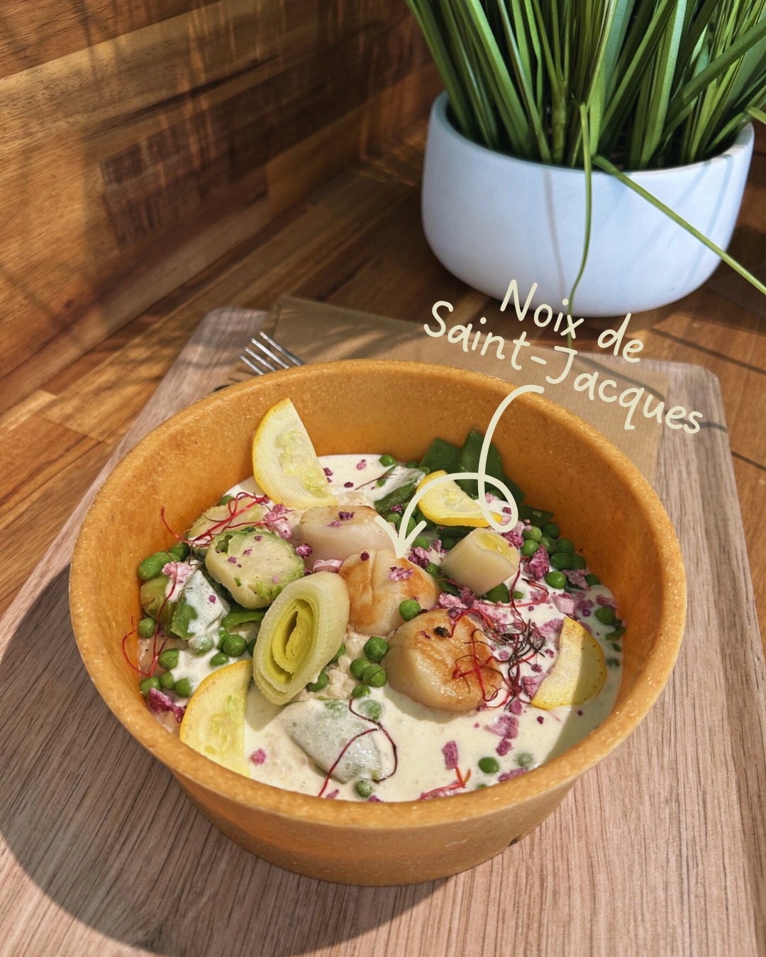 🍽️ 𝗣𝗼𝘂𝗿 𝗰𝗼𝗻𝗰𝗹𝘂𝗿𝗲 𝗹𝗮 𝗦𝗲𝗺𝗮𝗶𝗻𝗲 𝗱𝘂 𝗚𝗼û𝘁, 𝗕𝗼𝗹𝗲𝗻𝗻 𝗺𝗲𝘁 𝗹𝗮 𝗺𝗲𝗿 𝗮̀ 𝗹’𝗵𝗼𝗻𝗻𝗲𝘂𝗿…
Un risotto crémeux aux Saint-Jacques, accompagné de légumes croquants et de parmesan.
🐚 𝗟𝗮 𝗦𝗮𝗶𝗻𝘁-𝗝𝗮𝗰𝗾𝘂𝗲, 𝘂𝗻 𝗲́𝗰𝗹𝗮𝘁 𝗱𝗲 𝗴𝗼𝘂̂𝘁
Délicate, iodée, fondante… La noix de Saint-Jacques est un trésor de nos côtes. Pêchée localement, elle est saisie juste ce qu’il faut pour préserver sa tendresse et révéler toute sa saveur.
Chez Bolenn, on l’a associée à un risotto onctueux, des légumes croquants et une touche de parmesan pour un bol qui célèbre la mer et la saison.
📍 À découvrir au 17 Rue de la Grassinais, 35400 Saint-Malo
#Semainedugout #saintjacques #saintmalo #restaurantsaintmalo #bretagne #pausegourmande