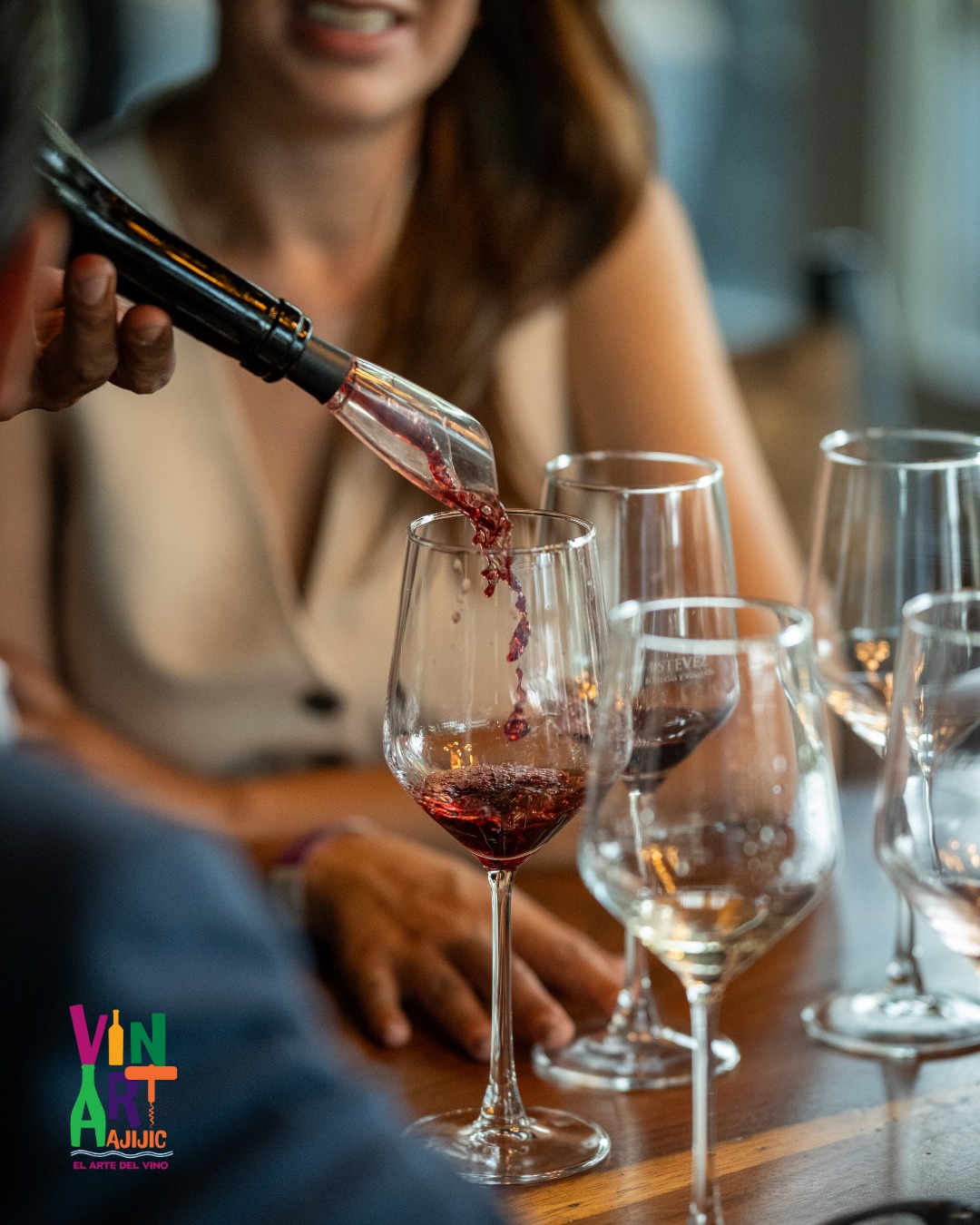Brindar siempre sabe mejor en VinArt Ajijic 2025 🥂✨
Déjate guiar por expertos sommeliers y descubre los secretos detrás de cada copa en nuestras catas exclusivas 🍇🍷.
Un viaje de aromas, sabores y tradición frente al majestuoso Lago de Chapala 🌊.
🎟️ Asegura tu lugar ➡ https://bit.ly/42L1eVY
#VinArtAjijic #FestivalDeVino #CatasGuiadas #Ajijic