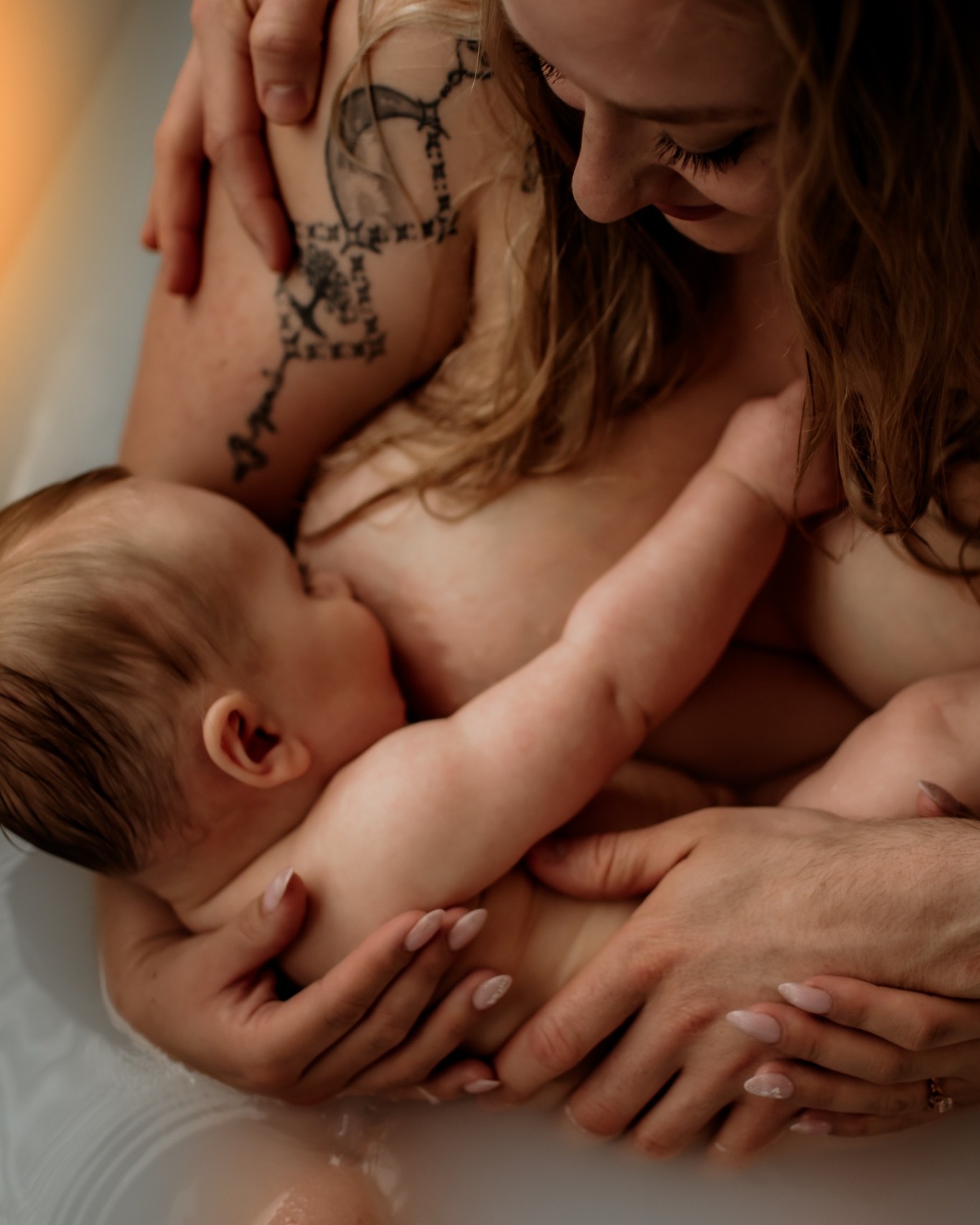 Beaucoup de mamans me disent : “je vais attendre de me sentir mieux dans mon corps…”
Mais la vérité, c’est que ton bébé, lui, grandit pendant que tu attends.
Dans mes journées maman & bébé, on ne cherche pas la perfection.
On capture le vrai, le doux, le quotidien… et c’est ça qui rend les photos précieuses.
Voici comment réserver, c’est tout simple :
1 - Clique sur mon lien en bio pour accéder à mon calendrier
2- Choisis la journée maman-bébé qui te convient
3- Sélectionne l’heure qui te convient le mieux
4- Et ensuite ? Je m’occupe du reste 🤍