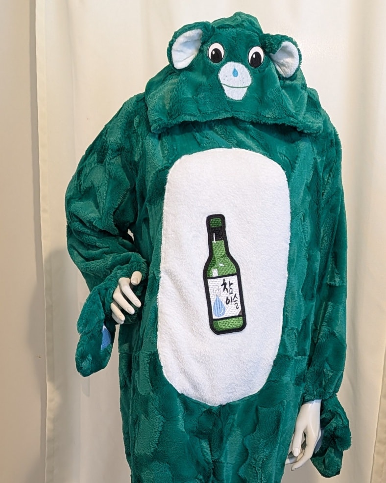 Forget scary, she's going for "spirited" this Halloween! A little over a week ago I shipped this kelly green fur bear out. The Soju Bear is going to officially be on duty.
#halloweencostume #SojuBear #Uniquecostume #Halloweenfun #Halloween2025