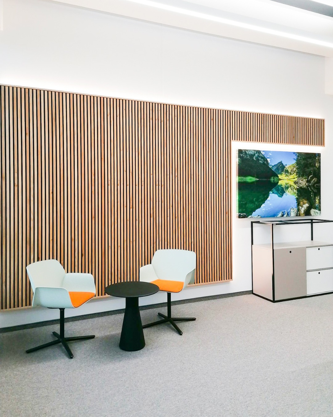 Für Löhr und Kollegen haben wir im Eingangsbereich eine Wandverkleidung gefertigt, in welche sich ein Bild integrieren lassen sollte.
Dazu kam im gleichen Stil die Verkleidung der Empfangstheke, ganz schlicht, aber modern. ✨
Zum Abschluss haben wir eine Serie von rund 20 Garderoben umgesetzt – entworfen von @worldofoffice, gefertigt von uns.
#SchreinereiWerthammer #Innenarchitektur #Praxisdesign #Raumgestaltung #fingerspitzengefühl #neverstoplearning #präzision