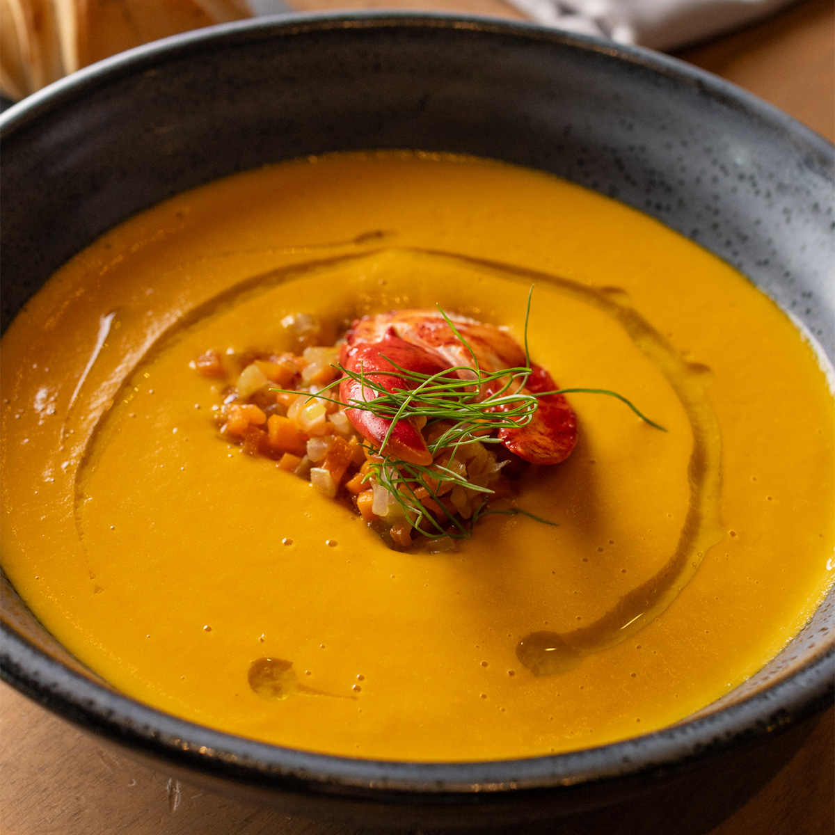 🍂 Fall has arrived at Eno Vino Downtown!
We’re excited to introduce new dishes and cocktails inspired by the flavors of the season. Here are a few to get you started, but there’s more to explore when you stop by!
1️⃣ Maine Lobster Bisque
lobster claw, mirepoix, provençal crostini
2️⃣ Mediterranean Octopus Al Pastor
charred sweet potato, pineapple, chile tatemado aioli, mint & fennel micro salad, flour tortillas
3️⃣ Lump Blue Crab Cakes
sesame-orange aioli, sweet & sour beurre blanc, onion, carrot, pickled jalapeños, micro cilantro
4️⃣ Center Cut Filet Mignon
gruyère carrot purée, glazed baby carrots, cipollini, truffled madeira demi-glace, micro greens
🍸 Seasonal sips to match the mood:
5️⃣ Mull It Over (served hot)
hot mulled wine, pear brandy, anise, cinnamon, clove, orange, maple syrup
6️⃣ Squirrel Stash
spiced rum, pumpkin purée, lemon juice, apple-cinnamon syrup, coconut milk, maple syrup
📍 Join us at Eno Vino Downtown and taste the season!
👉 Reserve your table today at www.enovinodowntown.com!