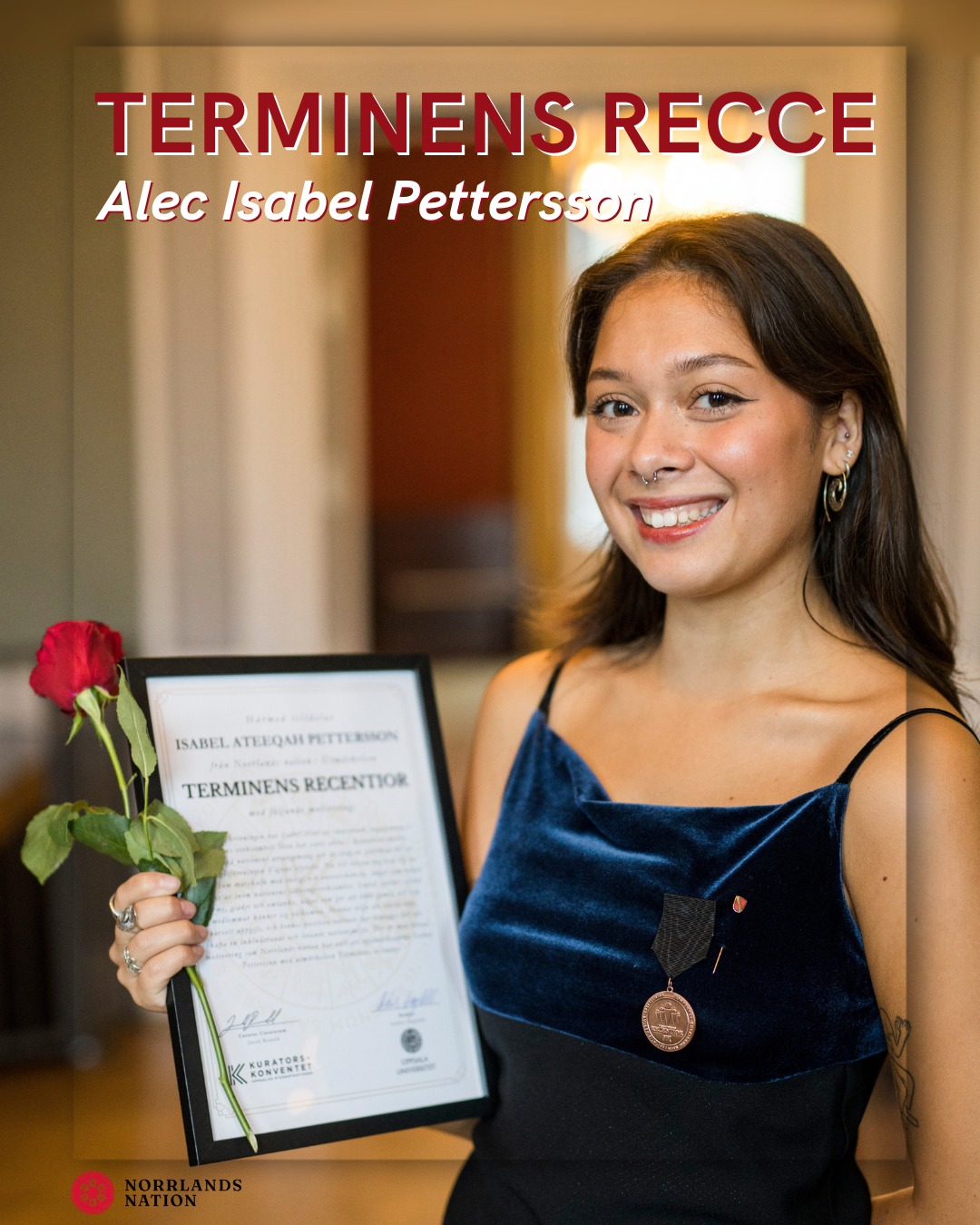 STORT GRATTIS ALEC - TERMINENS RECENTIOR!
På Reccegasken utsågs Alec Isabel Pettersson till Terminens recentior på Norrlands nation med följande motivering:
“Sedan inskrivningen har Alec visat ett enastående engagemang i nationens verksamhet. Hon har varit aktiv i kontaktutskottet, arbetat på nationens arrangemang och är idag en självklar del av hembygdsföreningen Vajans styrelse. Nu till hösten tog hon sig an rollen som marskalk med energi och ansvarskänsla, något som redan känns av inom nationens sittningsverksamhet. Alec sprider alltid värme, glädje och omtanke, något som gör att både gamla och nya medlemmar känner sig välkomna. Hennes vilja att ställa upp, oavsett uppgift, och hennes positiva närvaro har bidragit till att skapa en inkluderande och levande nationsmiljö. Det är med denna motivering som Norrlands nation har valt att uppmärksamma Alec Pettersson med utmärkelsen Terminens recentior.”
Stort grattis Alec!
___
CONGRATULATIONS ALEC - RECENTIOR OF THE SEMESTER!
Alec was chosen as this semester's recentior with the following motivation:
“Ever since she joined, Alec has shown an outstanding commitment to the nation's operations. She has been active in the Contact committee (KU), worked at the nation's events and is now an integral part of the board of the association Vajan. This autumn, she has embarked on the role of marshal with energy and a sense of responsibility, which can already be felt in the nation's dinners. Alec always spreads warmth, joy and thoughtfulness, which makes both new and old members feel welcome. Her willingness to help out, regardless of the task, and her positive presence have contributed to creating an inclusive and vibrant nation environment. It is with this motivation that Norrlands Nation has chosen to honour Alec Pettersson with the award Terminens recentior.”
Congratulations!