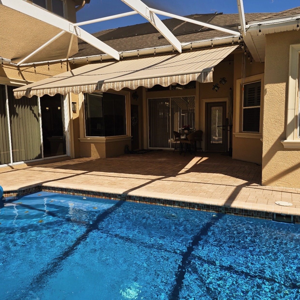 Still soaking up the sunshine, just with a little more shade ๐ This retractable awning keeps pool days comfy even as the fall breeze rolls in.
#FallFeels #PoolsideVibes #RetractableAwning #OutdoorLiving #CozySeason #FloridaFall #PatioGoals #BackyardGoals #ShadeStyle