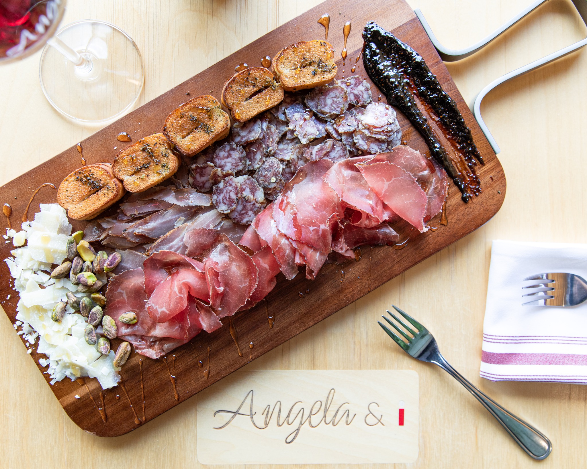 Bon congé de l’Action de grâce à tous nos merveilleux clients! 🧡
Que votre journée soit remplie de rires, de bons repas et de bons vins partagés avec ceux que vous aimez.
Et si l’envie vous prend, passez nous voir aujourd’hui pour prolonger le festin! 🍷🍽️