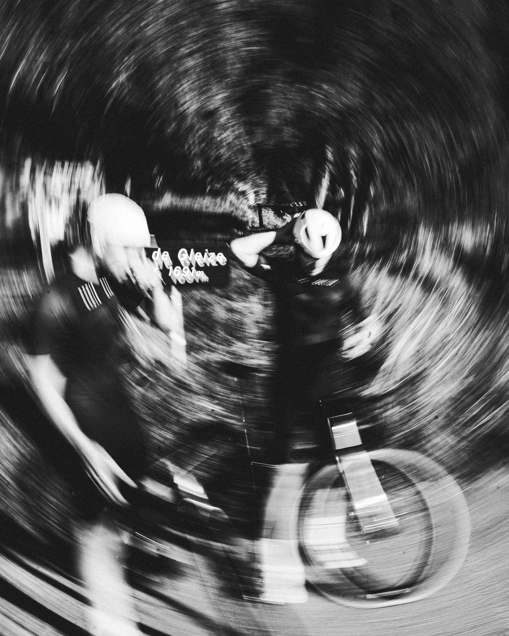 Secret ride 🤫
Rendez-vous à 18h00 sur nos réseaux ⏳
📸 @kokorico_com | @lkipics
#specialized #cyklistgap