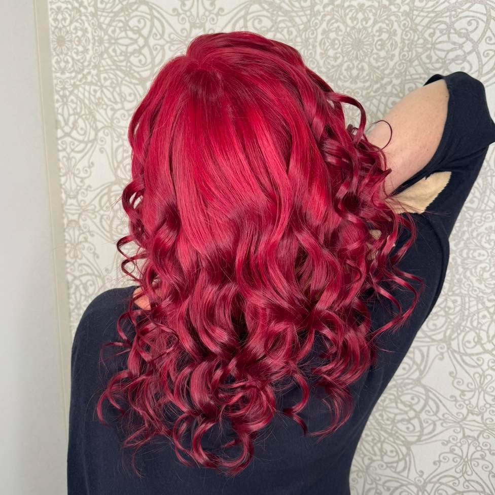 „Rotes Haar- ein stilles Feuer, das leuchtet.“❤️🔥🔥
#redhair #wow #flame #glowy #locken #trendig #longhair #inlovewiththishaircolor #stylingcreative
