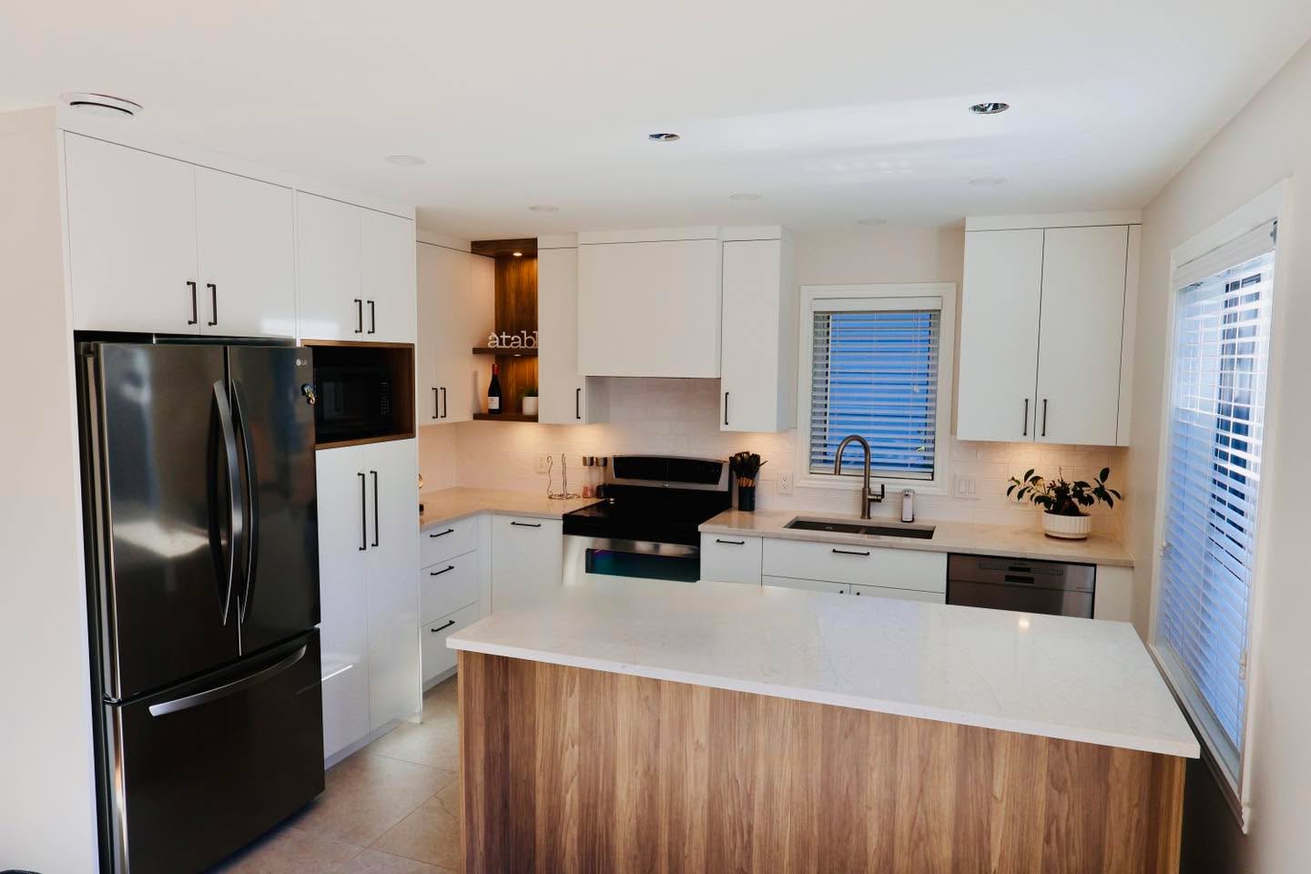 🏡✨ Transformation complète d’une cuisine à Mirabel ✨🏡
Quelle différence ! 😍
Notre équipe a complètement repensé cet espace pour offrir plus de lumière, de rangement et de fonctionnalité, tout en modernisant le style.
👉 Avant : armoires en merisier rouge, plancher en céramique beige, et un espace un peu chargé.
👉 Après : une cuisine lumineuse, épurée et intemporelle, combinant des armoires blanches au fini mat avec des accents de noyer naturel et un comptoir de quartz clair.
💡 Détails du projet :
• Fabrication sur mesure des armoires
• Ajout d’un coin décoratif rétroéclairé
• Installation complète de céramique murale et de plancher
• Nouvelle disposition électrique et plomberie
• Finition haut de gamme et éclairage encastré
Une belle réalisation signée Construction M. Dubé 💪
Toujours fiers de transformer vos idées en réalité.
Merci à nos partenaires cuisinesrosemere malcoelectrique plomberie_longpre