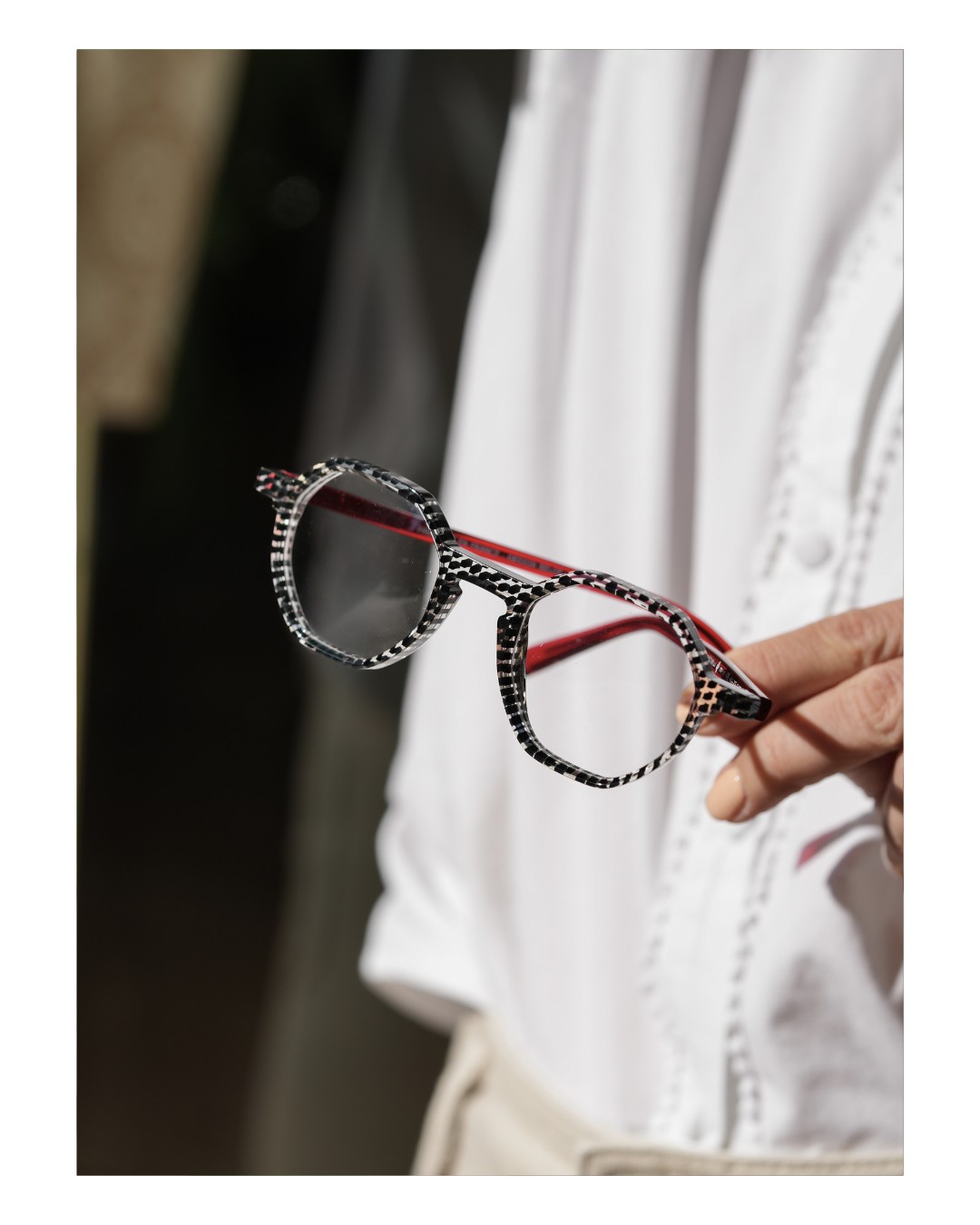 🕶 Une monture qui attire l’œil et intrigue par ses détails.
Et si c’était celle qui allait vraiment vous plaire une fois portée ?
Passez en boutique pour l’essayer — elle mérite le détour.
—
#monturelunettes #montpelliermaville #lunettes #lunettesdevue
