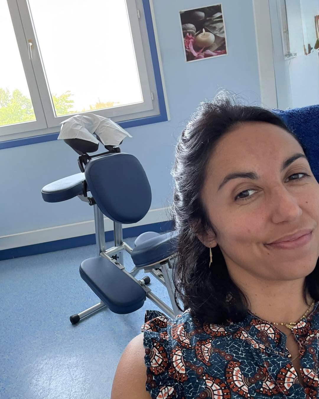 🤍 Massage Amma assis — votre pause bien-être
Le massage Amma assis est un massage japonais réalisé habillé, qui mélange acupression, percussions et étirements. En seulement 20 minutes (adaptable à 15 ou 10 min), ce soin permet de :
• apaiser les tensions physiques & mentales
• rééquilibrer vos énergies
• tonifier doucement le corps
• prévenir les troubles musculo-squelettiques (TMS) et les risques psychosociaux (RPS)
🌿 Que ce soit en entreprise, à domicile ou lors d’événements, je crée un moment de détente sur mesure — ambiance calme, choix musical si vous le souhaitez.
⏳ Massage: de 20min
🌱 Solo ou duo • 35€ (prix/pers)
🪴 De 3 à 5 personnes • 25€ (prix/pers)
🌳 De 6 à 12 personnes • 20€ (prix/pers)
🌳🌳 Plus de 12 personnes ou moins de 20 min me contacter.
📩 Pour offrir à votre corps et votre esprit cette mini-pause réparatrice, envoyez-moi un message pour réserver !
…
..
.
#massageammaassis #massageentreprise #bienetreautravail #hautevienne #limoges